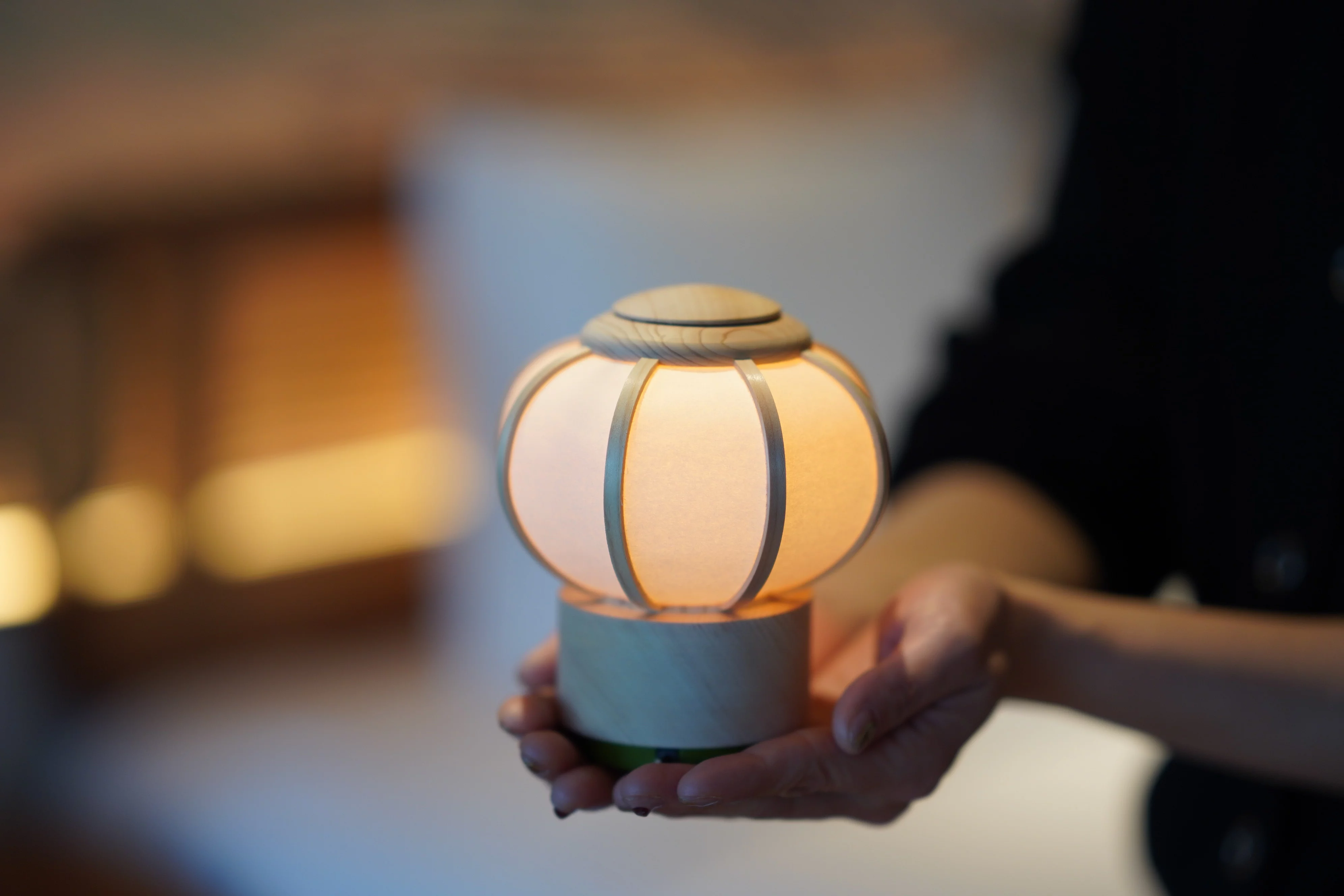 創業100年の職人技が織りなす、心に寄り添う特別な灯り「ゆらぎライト