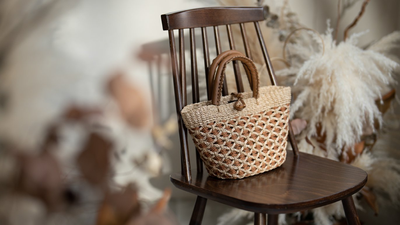 軽やかに楽しむ、秋のエレガンス。大人のための上質かごバッグ