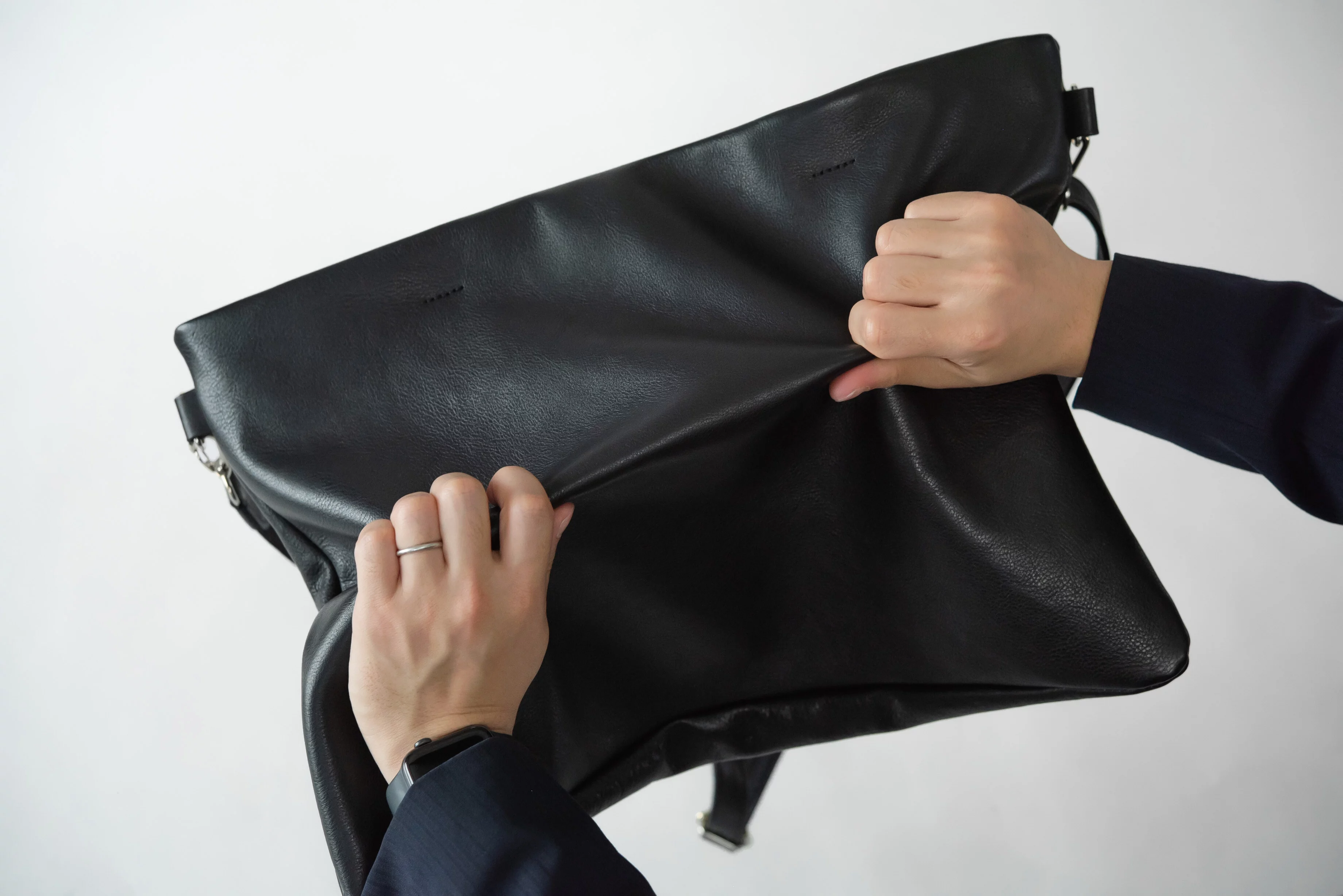 バッグ職人が本気で作る大容量な「大人サコッシュ」 カスタマイズも  