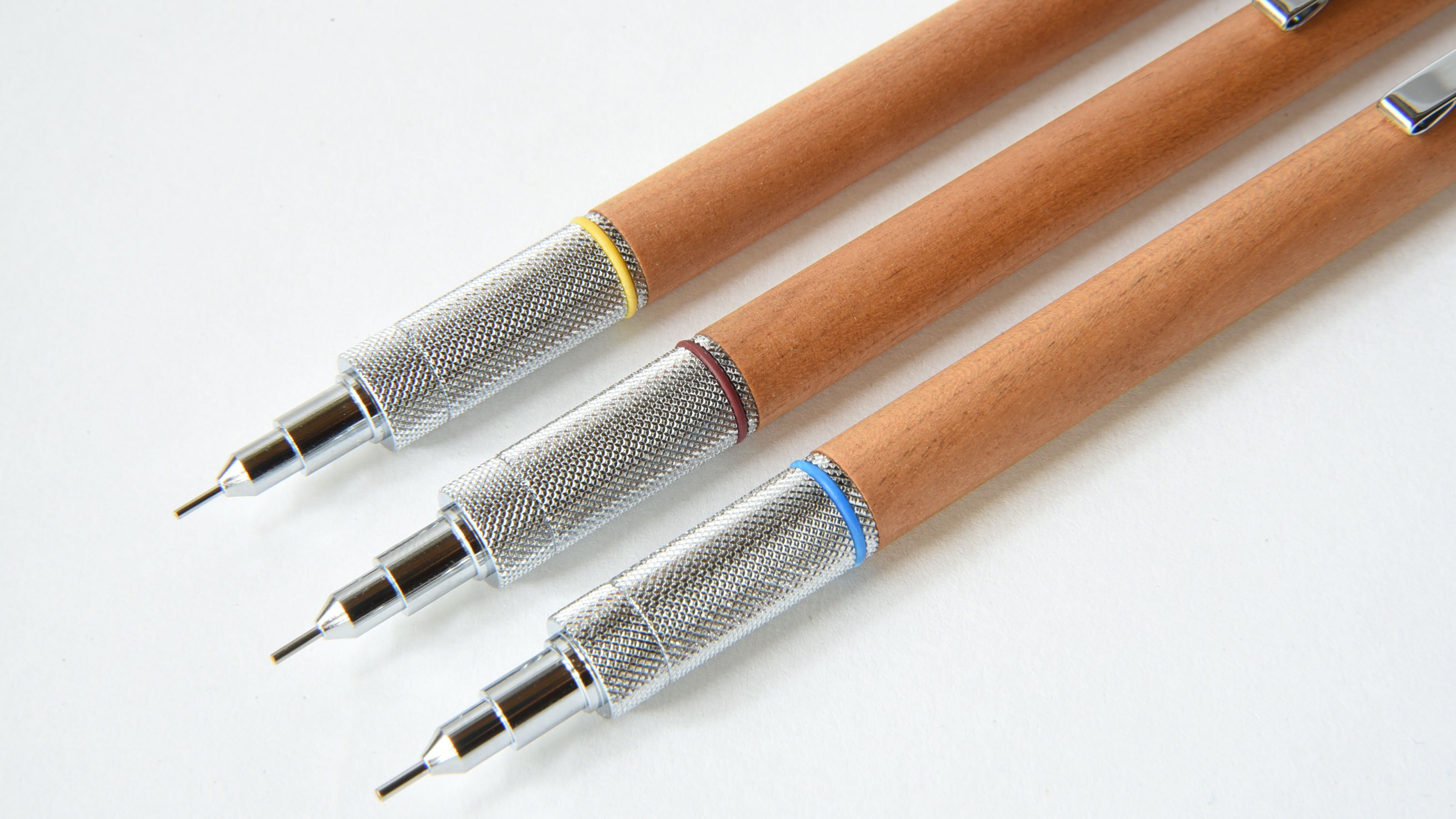 あるようでなかった、シャープなフォルムで持ちやすい木軸