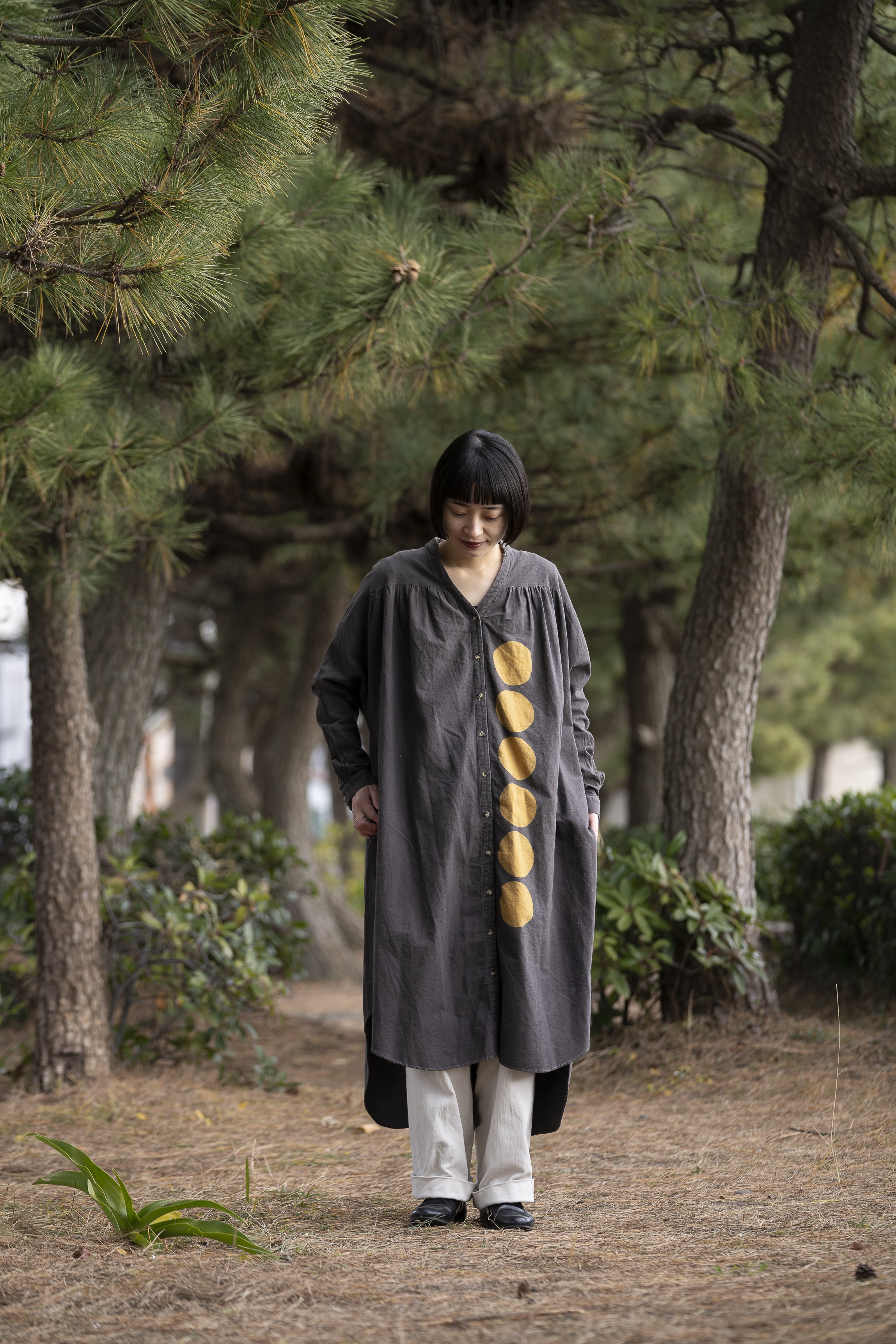 ふるさと納税 服 女 静岡県 静岡市 駿河和染＋型染め ネップミックスダンガリー シャツワンピース ロング丈 サイズ１ （遠州織物） サイズ1 駿河和染＋型染め ネップミックスダンガリー シャツワンピース