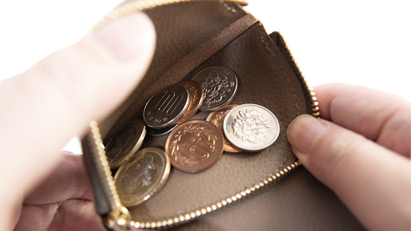 小さくて大容量、ぱっと取り出せるカードと使いやすい小銭入れの二つ折り財布｜Creema SPRINGS