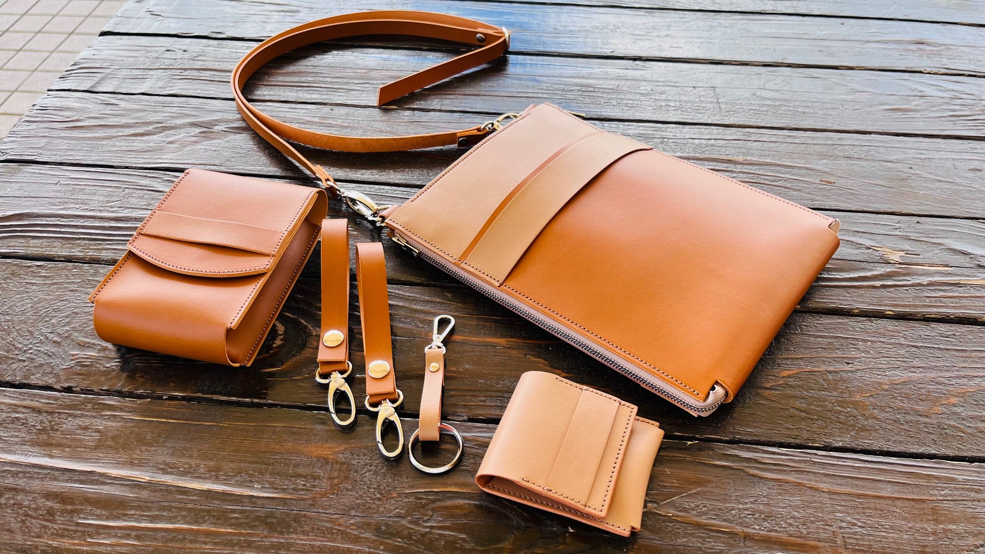 メッセージスマホポーチ4」両脇のファスナー開閉で収納量の調節が可能