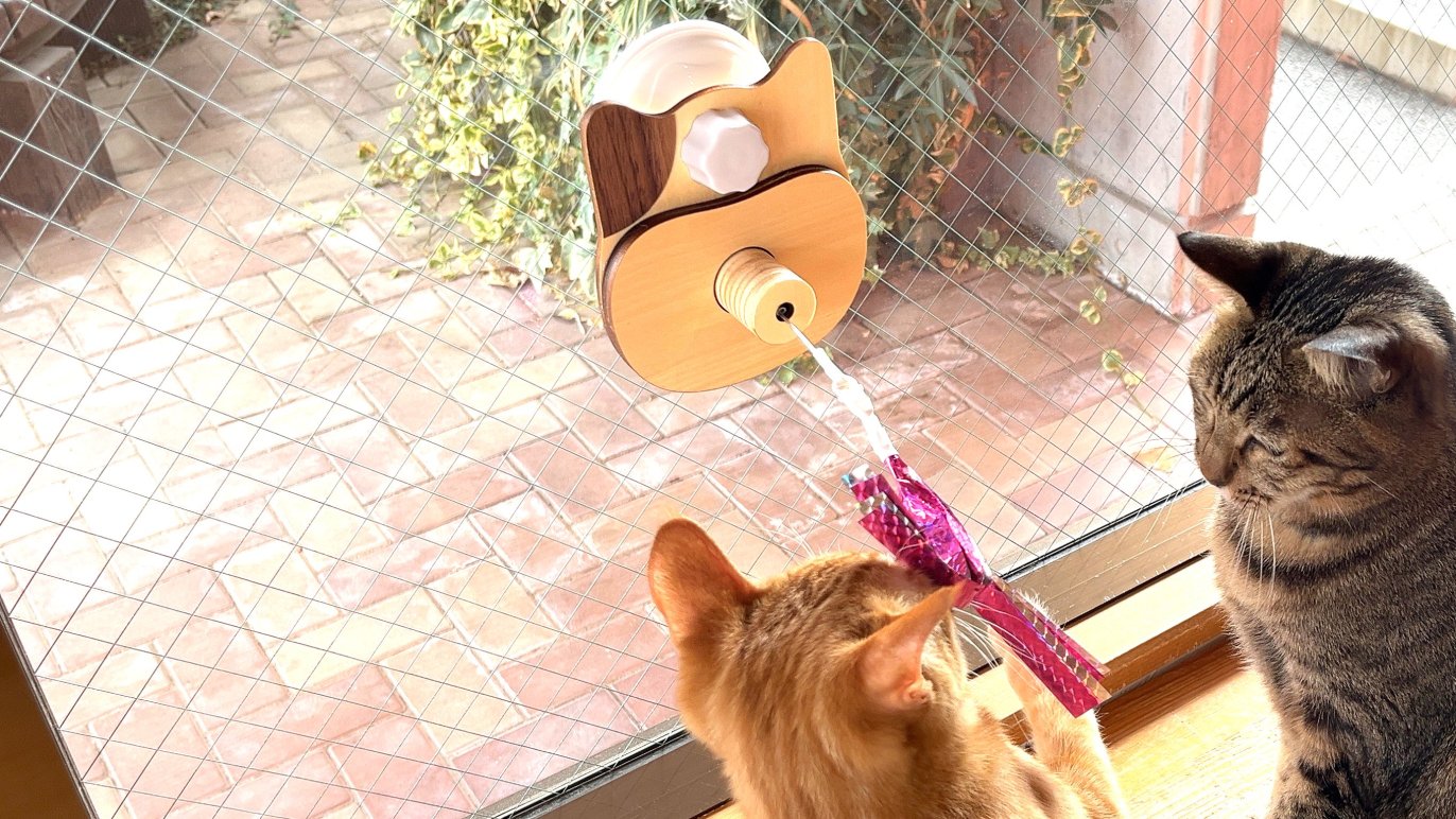 お留守番のぼっち猫を癒す！電池代ゼロ。ソーラーで遊べる猫のおもちゃ 