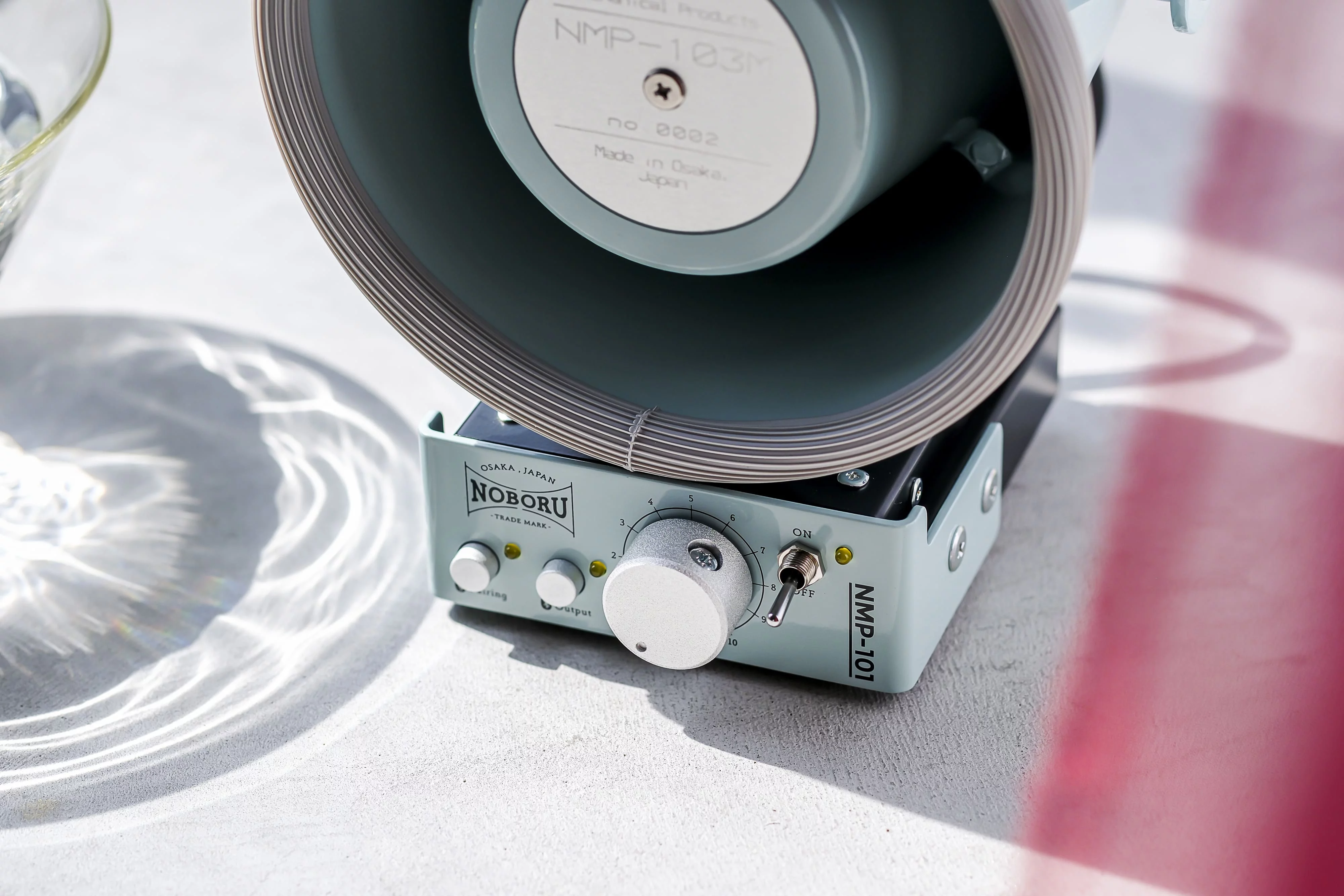 業務用がかわいい！」 専門メーカーがつくったノスタルジックな拡声器 
