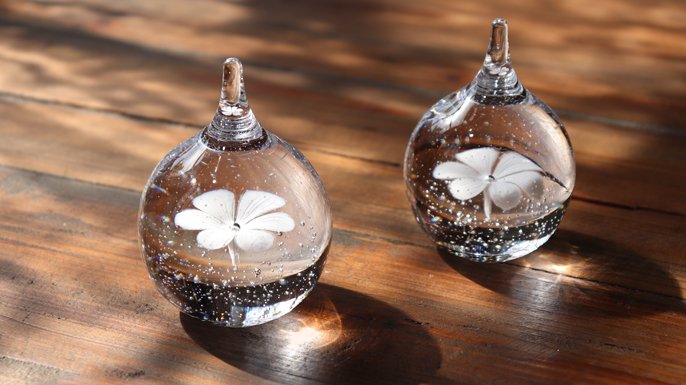 吹きガラス作家が独自技法で仕上げる、お花溢れる硝子作品 ～無垢の 