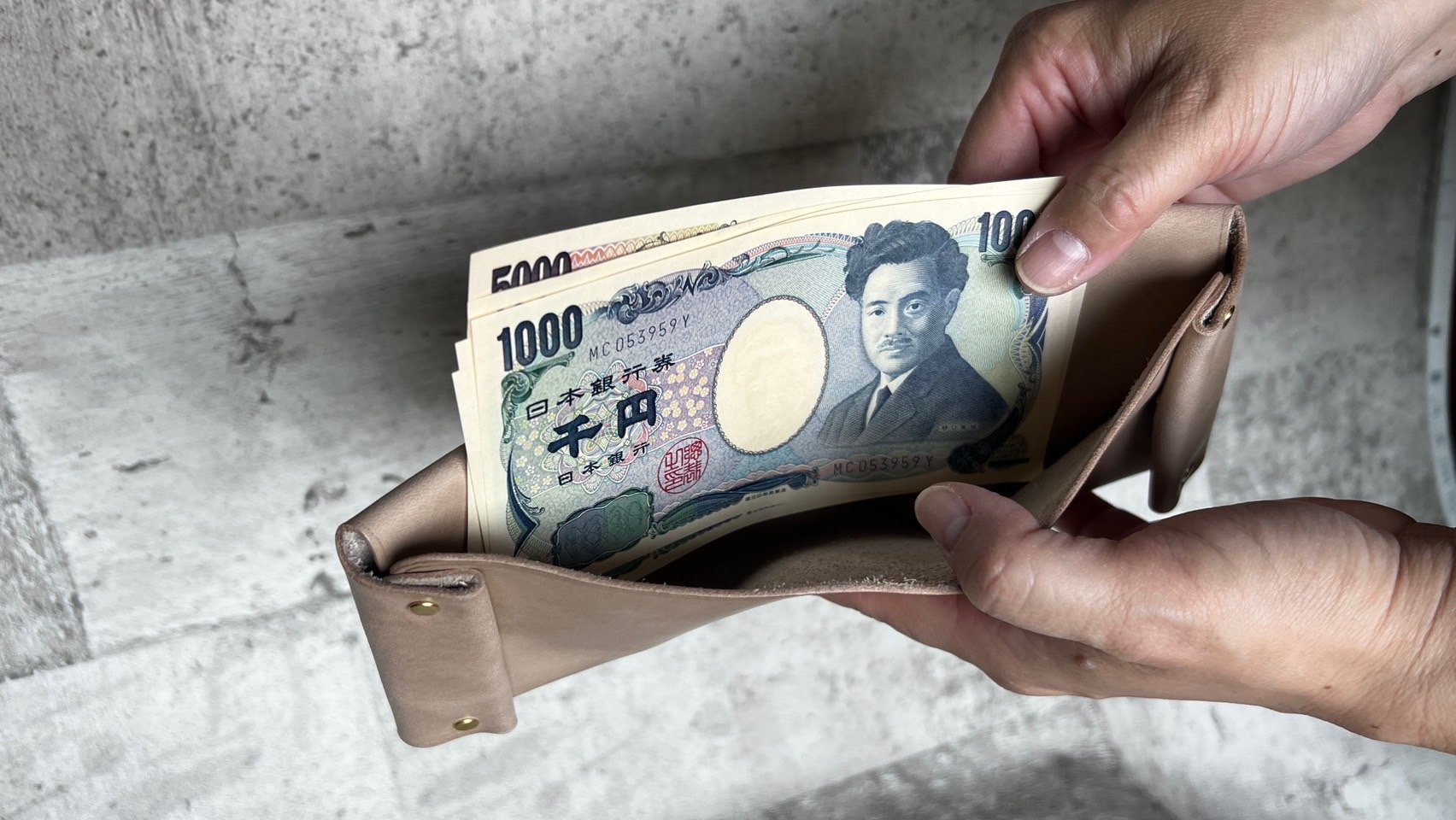 1枚革の縫わない財布『ピエガト』~手のひらサイズにお札・カード