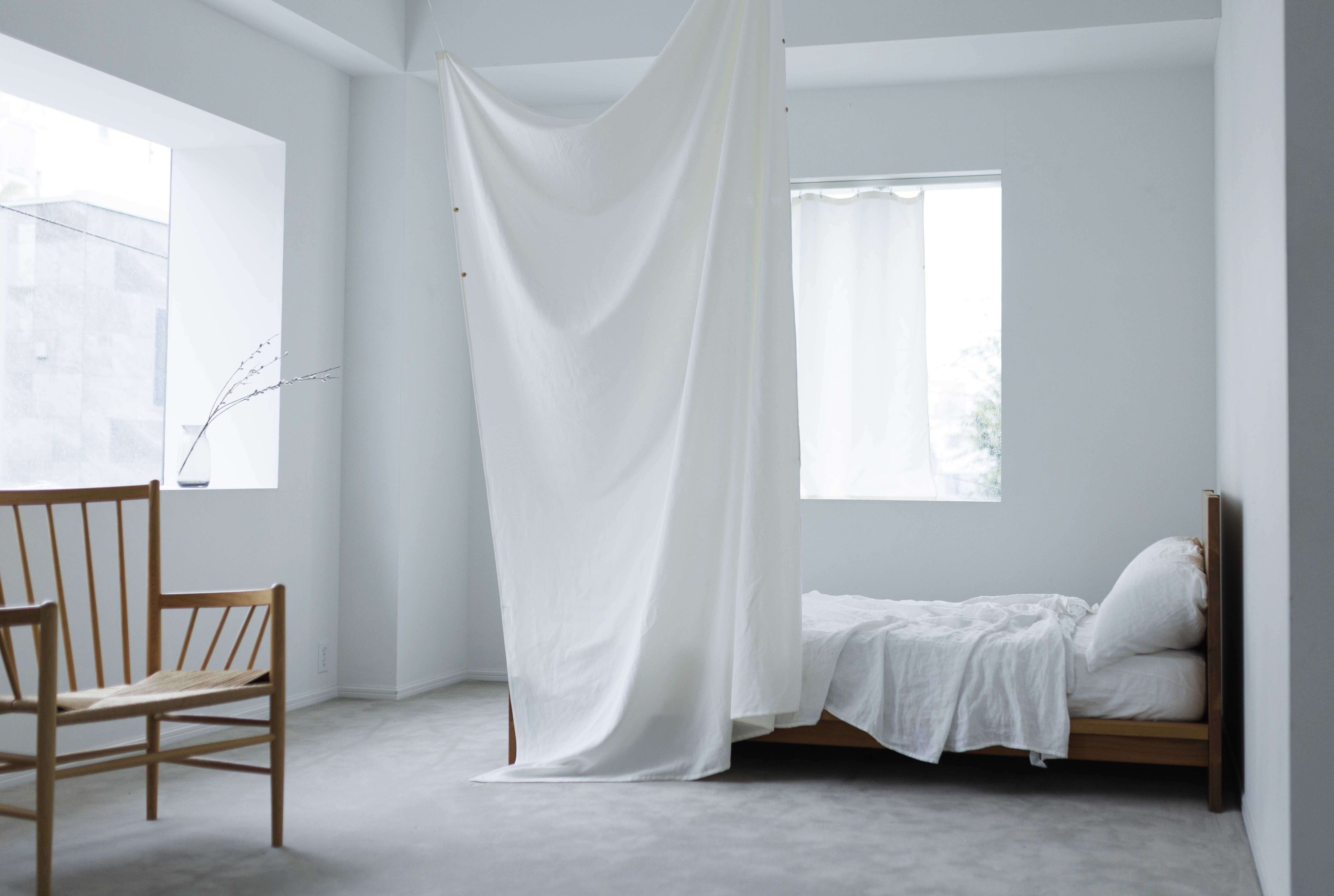 四季を映す障子のようなカーテン。優れた機能と風情を備えた洗うほど