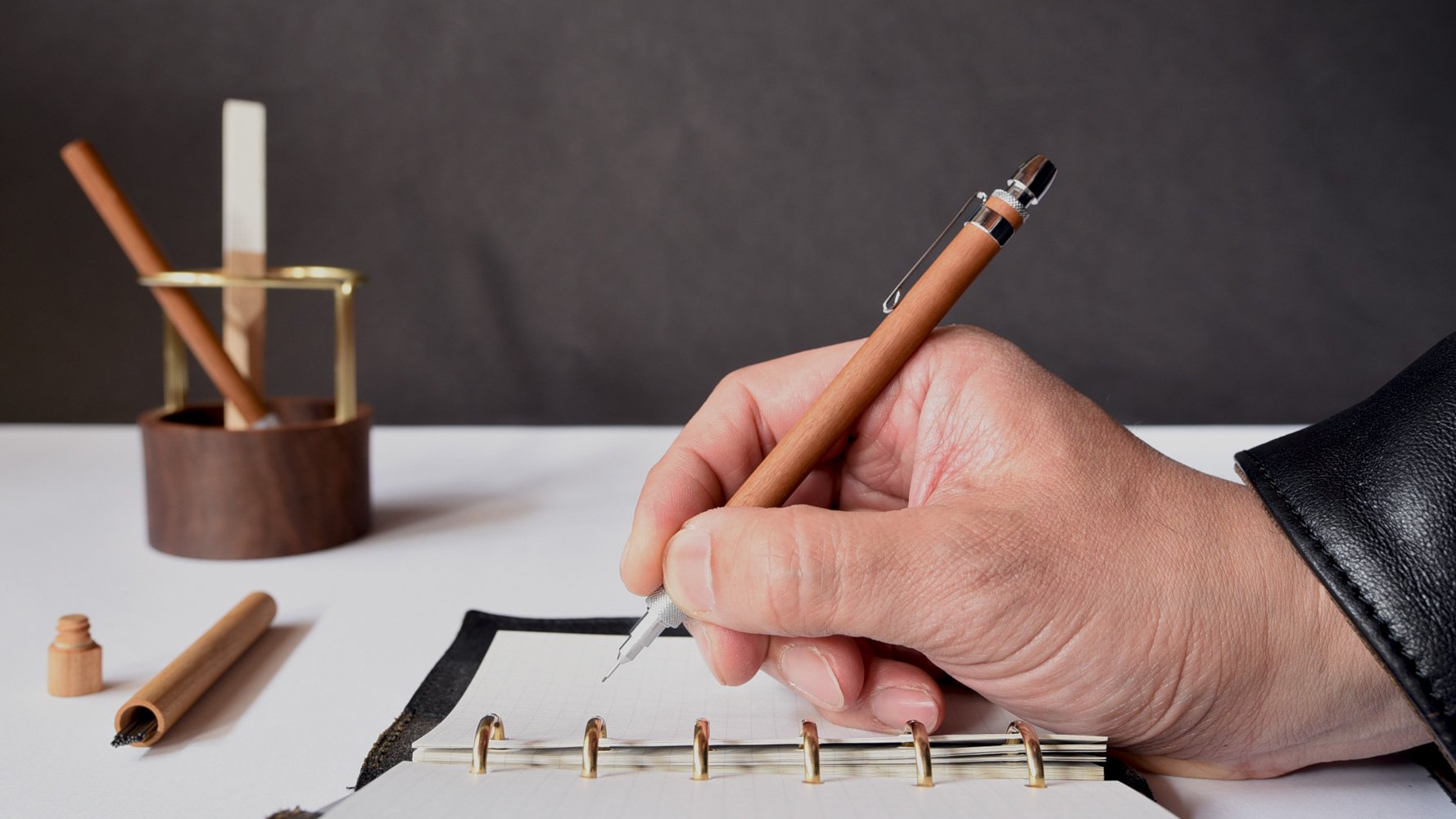 あるようでなかった、シャープなフォルムで持ちやすい木軸シャーペン