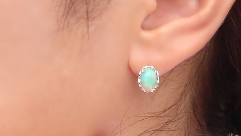 遊色効果を持つ「プレシャスオパール」白の洋服でもオパールが美しく