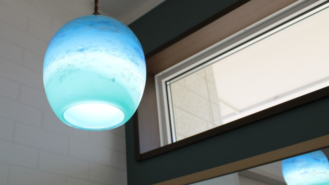 あなただけの物語』が感じられる夏の空を描いたガラス作品を届けたい