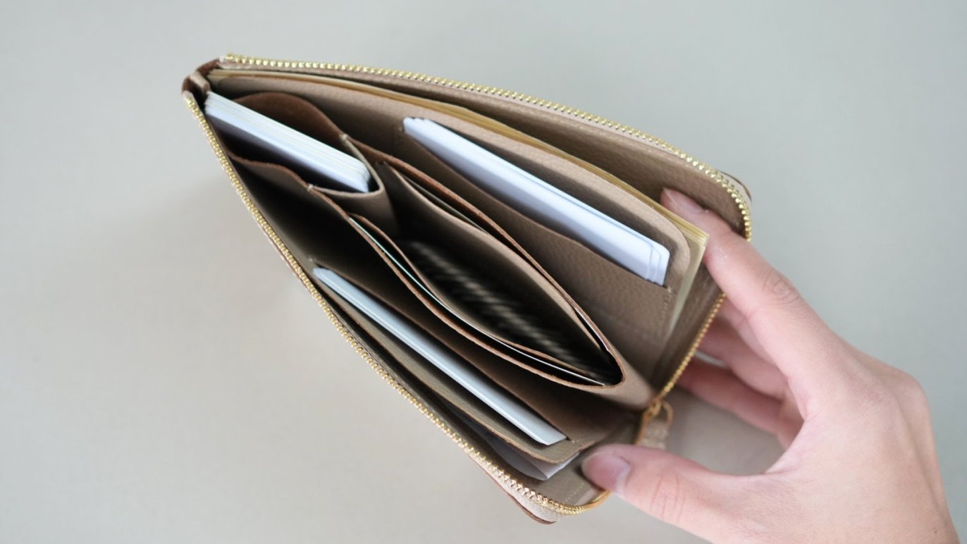 オンライン初登場】理想を叶えるフラットウォレット「SLAIR」中身を入れても厚くならない独自構造｜Creema SPRINGS