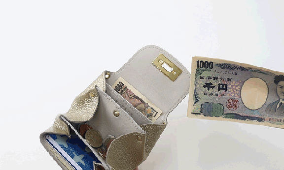 お出かけ時の必需品を全て詰め込んだ】身軽にキメたいミニ財布の