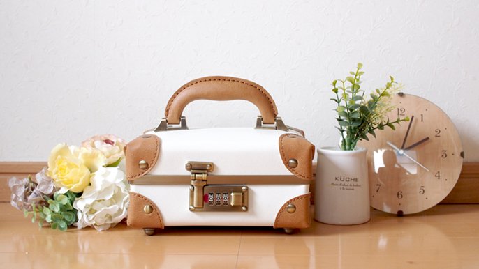 新品未使用✨repetto　サンドリオン　レザー　ライトベージュ　箱、保存袋付き 鞄の専門メーカーが手がけた、おしゃれに飾って持ち運べるトランク