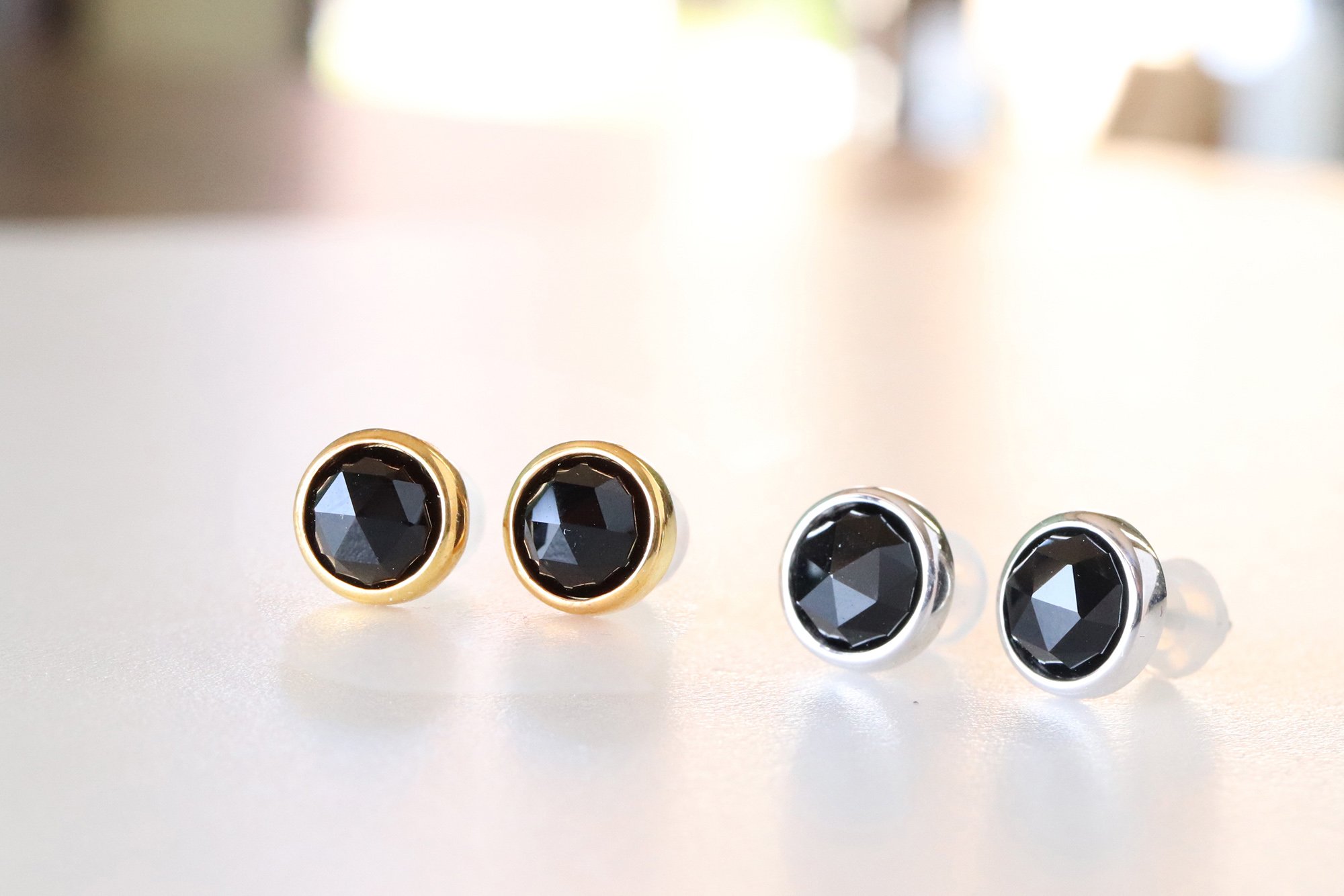 1点のみ☆オニキスとブラックマザーオブパールのフィンカットピアス