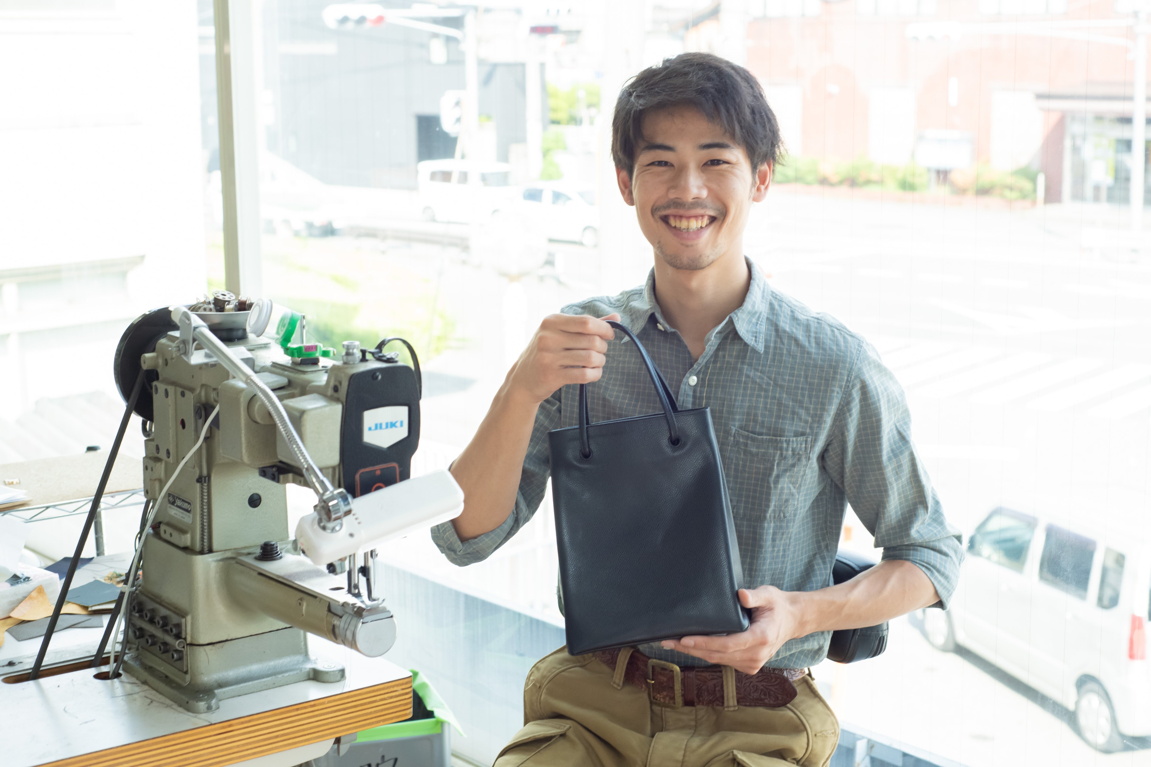 可愛くて上品！革職人がパステルカラーの本革で作る「大人革袋
