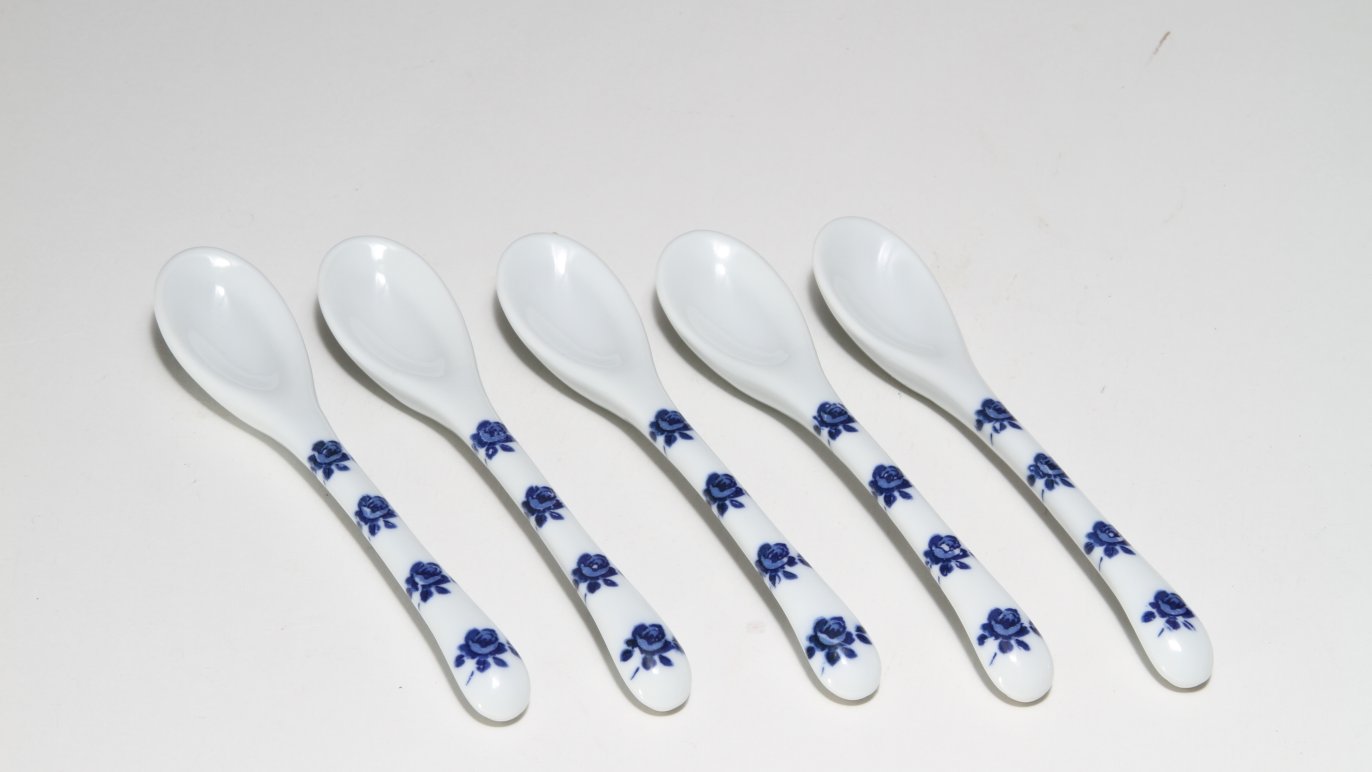 青い花 スプーン 陶磁器 5本 毎日の食卓に、有田焼の彩りを。可憐な青花模様のスプーンで、特別な