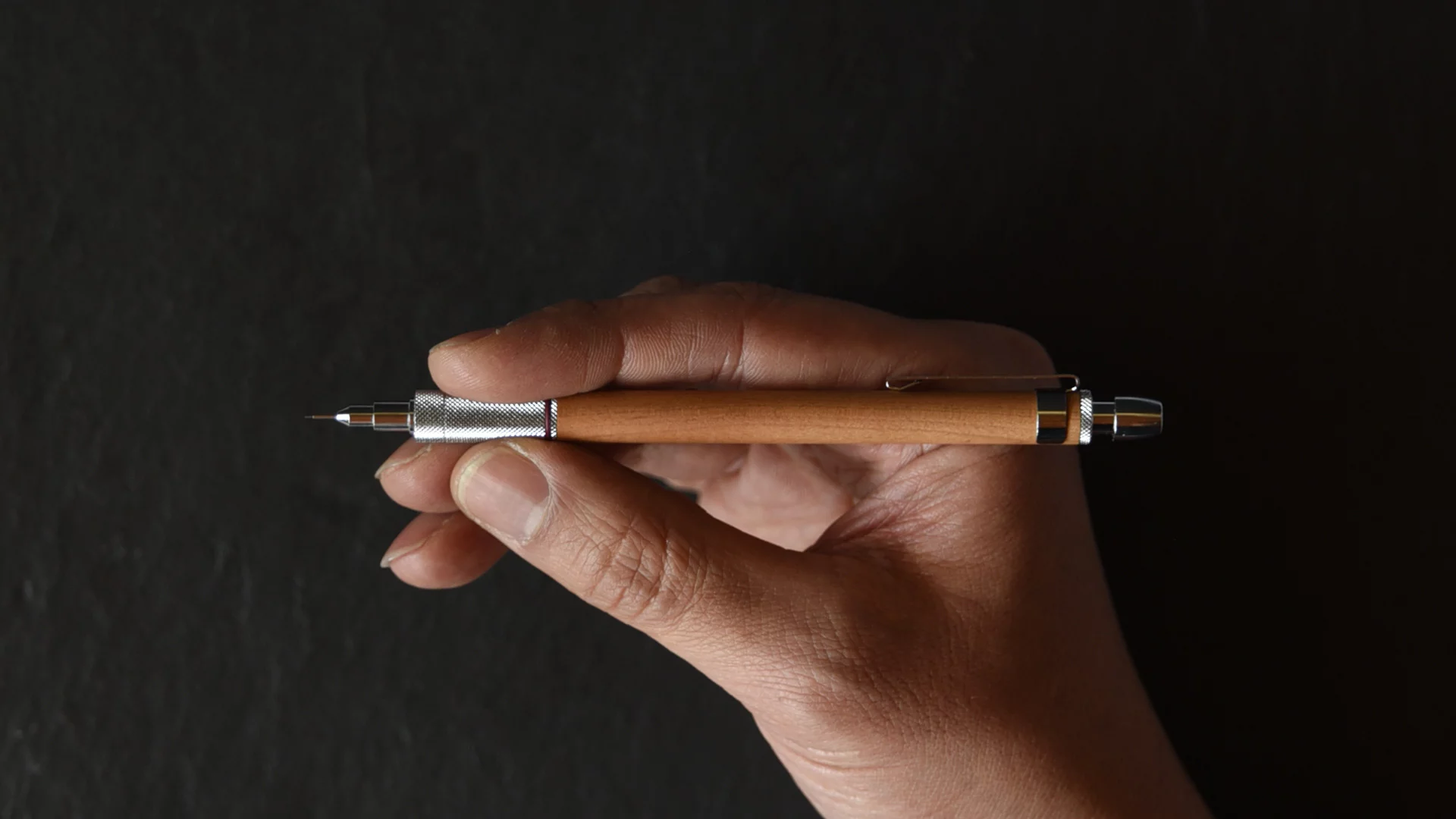 あるようでなかった、シャープなフォルムで持ちやすい木軸シャーペン 