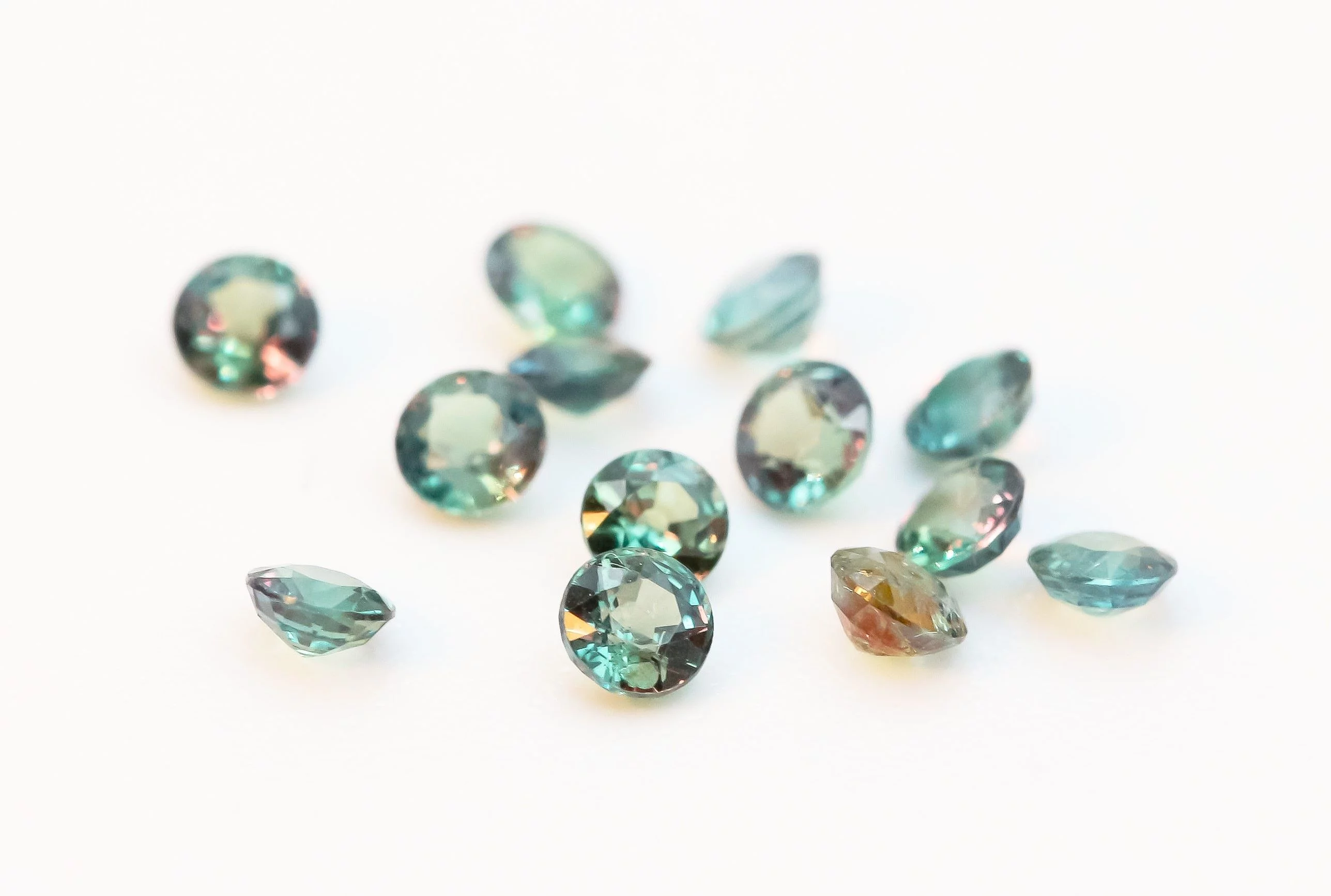 希少な天然アレキサンドライト。いつもとちょっと違う、フラットな  