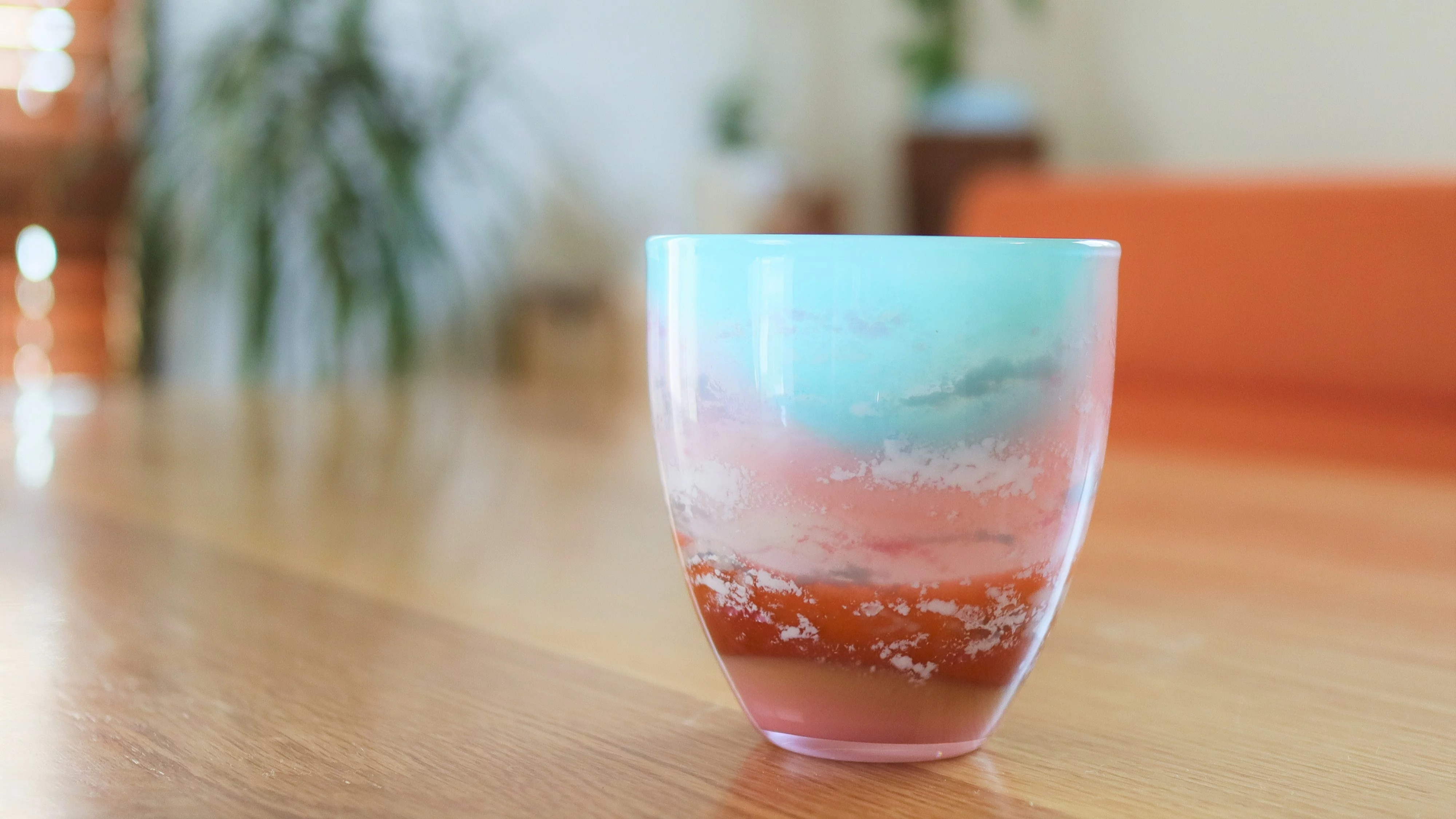 あなただけの物語』が感じられる夏の空を描いたガラス作品を届けたい