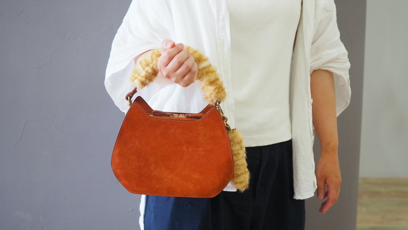 日常使いできる上品さ。さりげなく猫を感じる。職人が作る本革