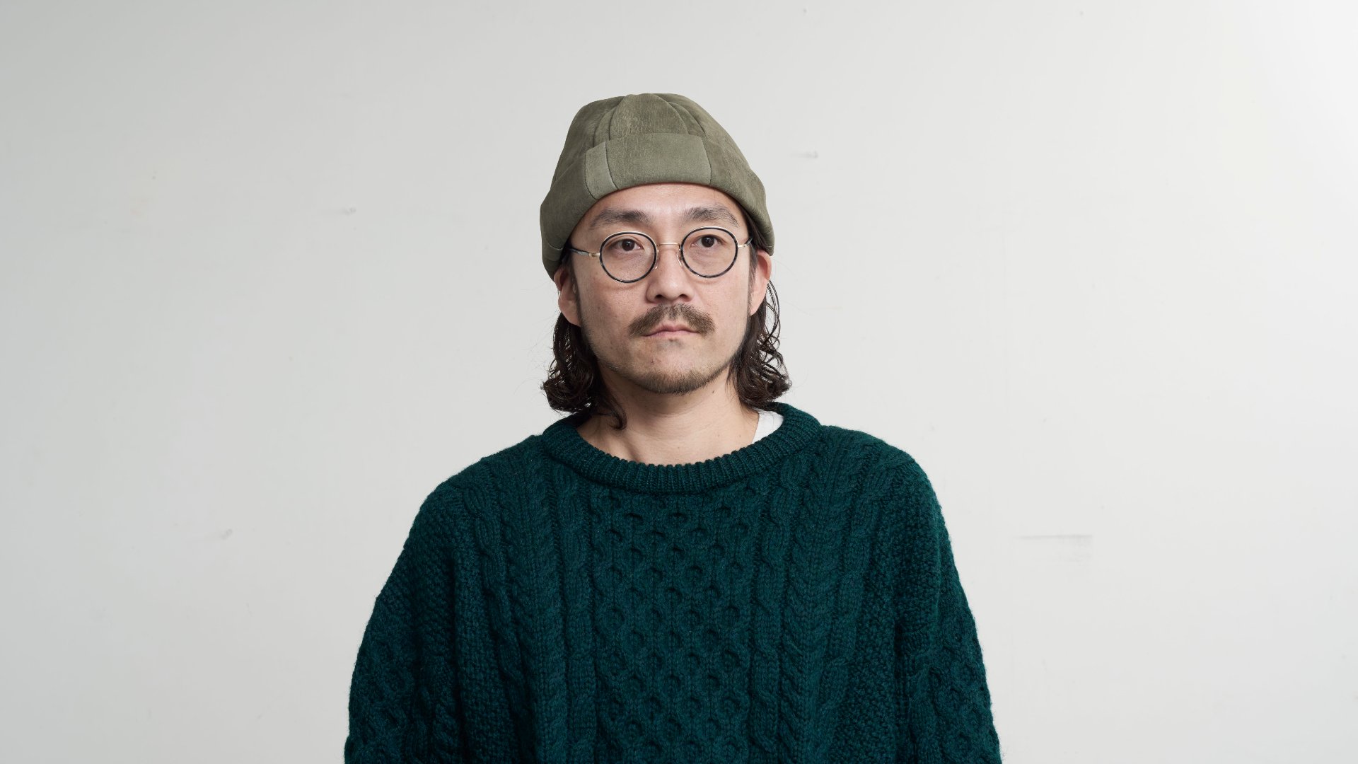 野生の日本鹿革の個性を楽しむ。神戸の革工房が作るスマホポシェットと