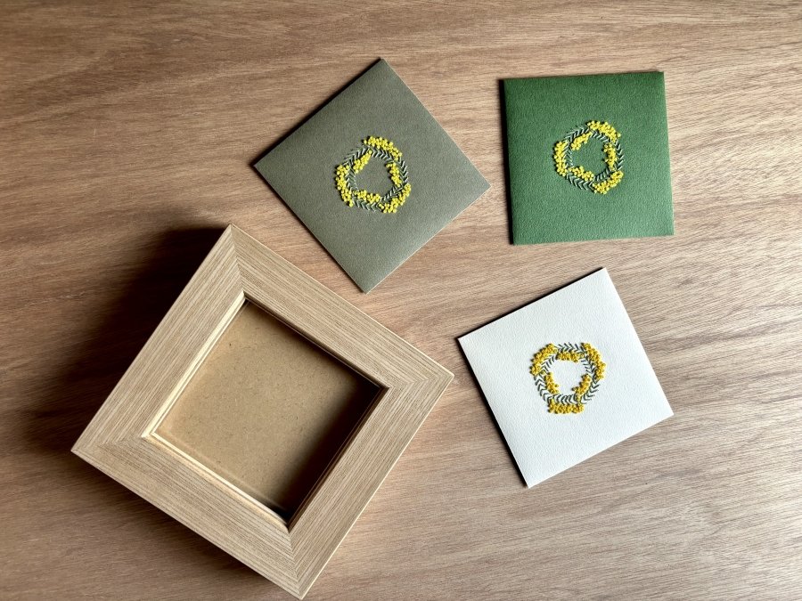 紙刺繍のミモザリース”を”天然木のフレーム”に入れたアートフレーム