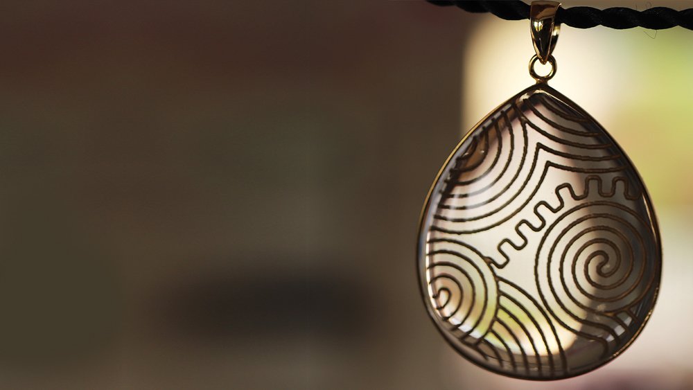 1万年前の神秘の美しさ】縄文時代の土器文様を水晶に刻んだネックレス