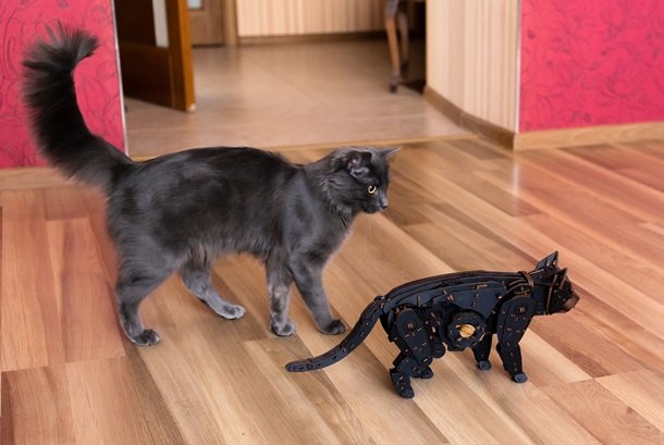 愛らしい動きに癒やされる。組み立てても歩かせても楽しい、猫型の木製