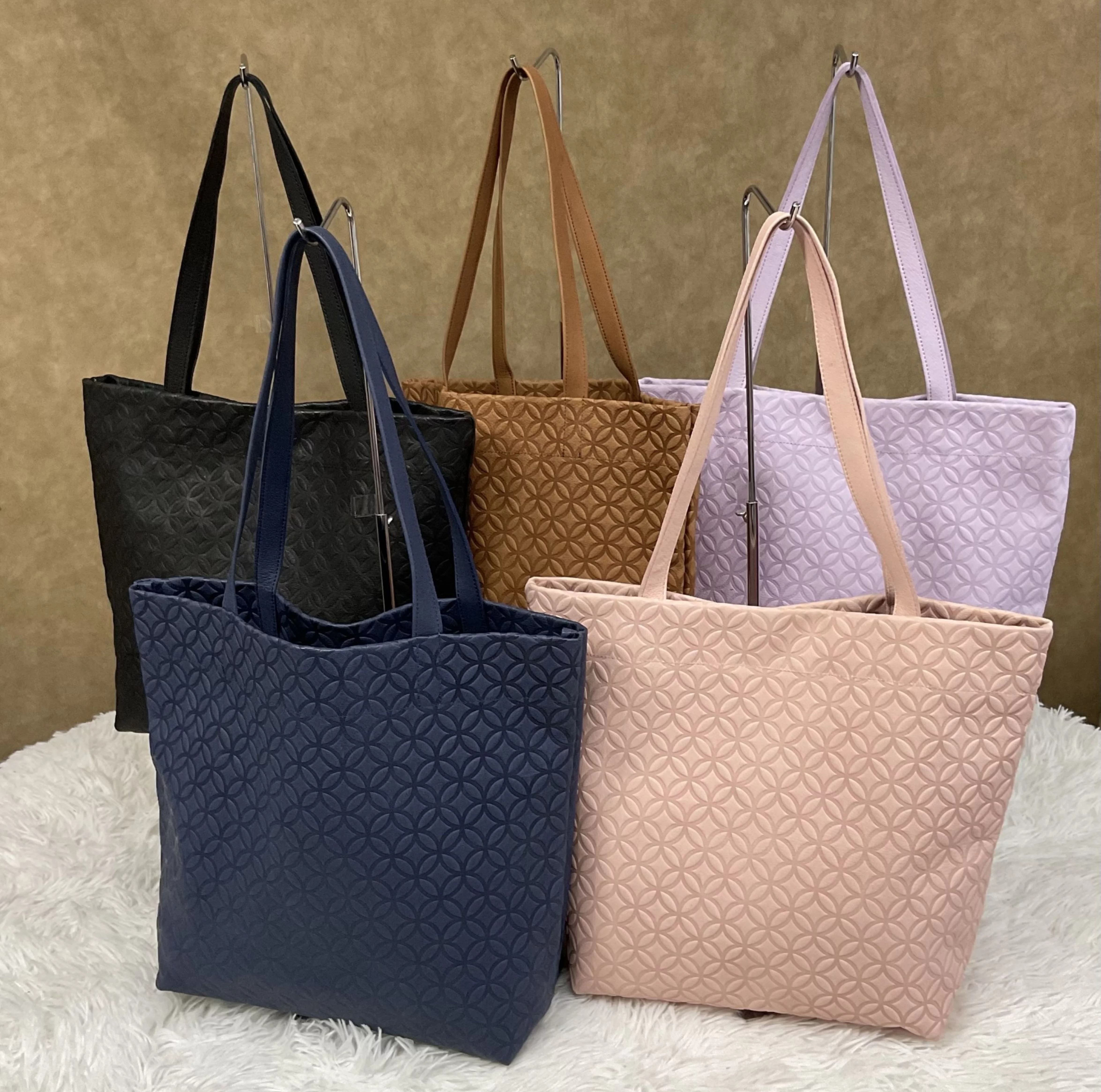 モダンな七宝柄の型押しが美しい！A4サイズのPig Skin本革・軽量トート 