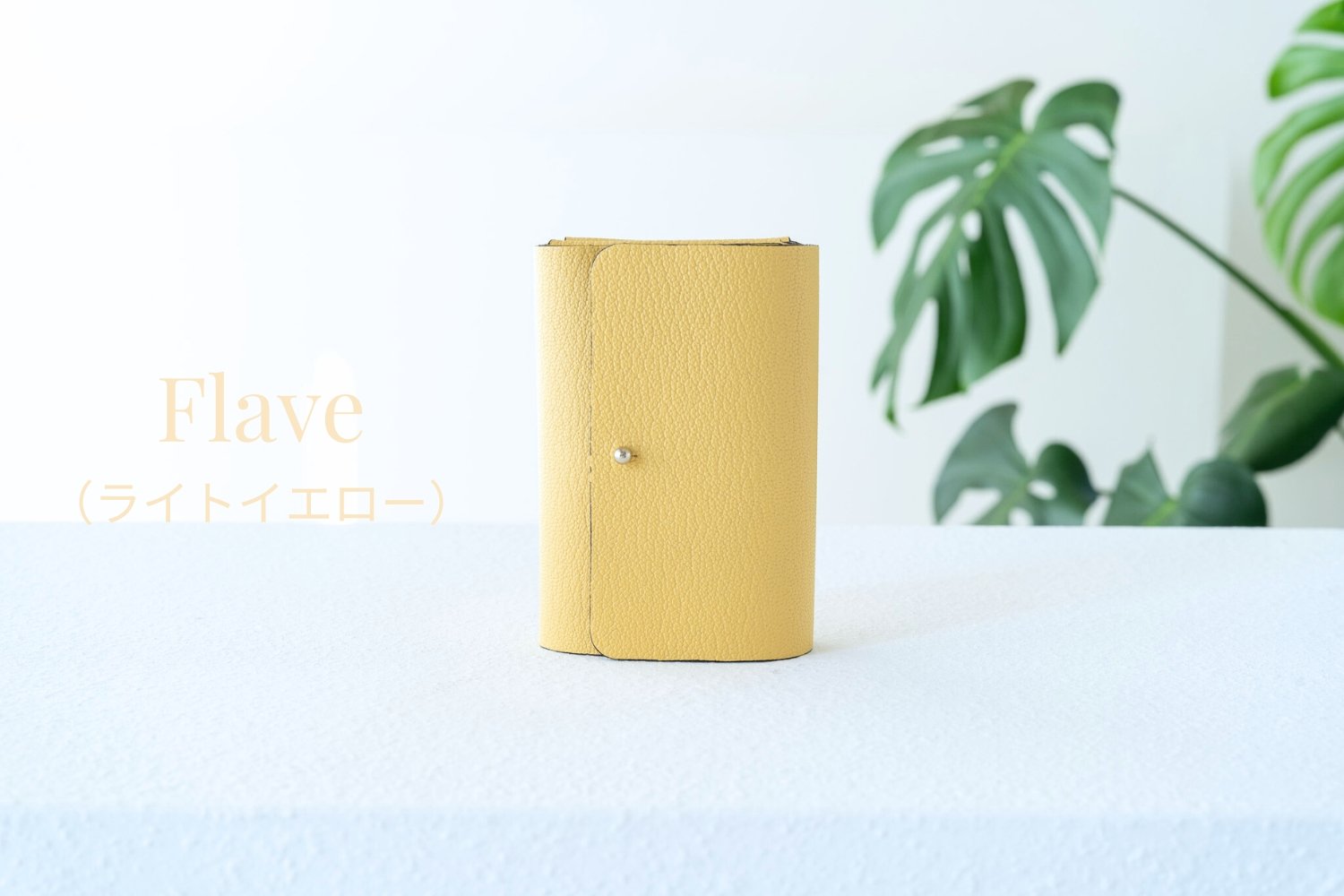 ポケットやミニバッグにスッと収まる。極小設計の三つ折り財布 ポケットやミニバッグにスッと収まる。極小設計の三つ折り財布