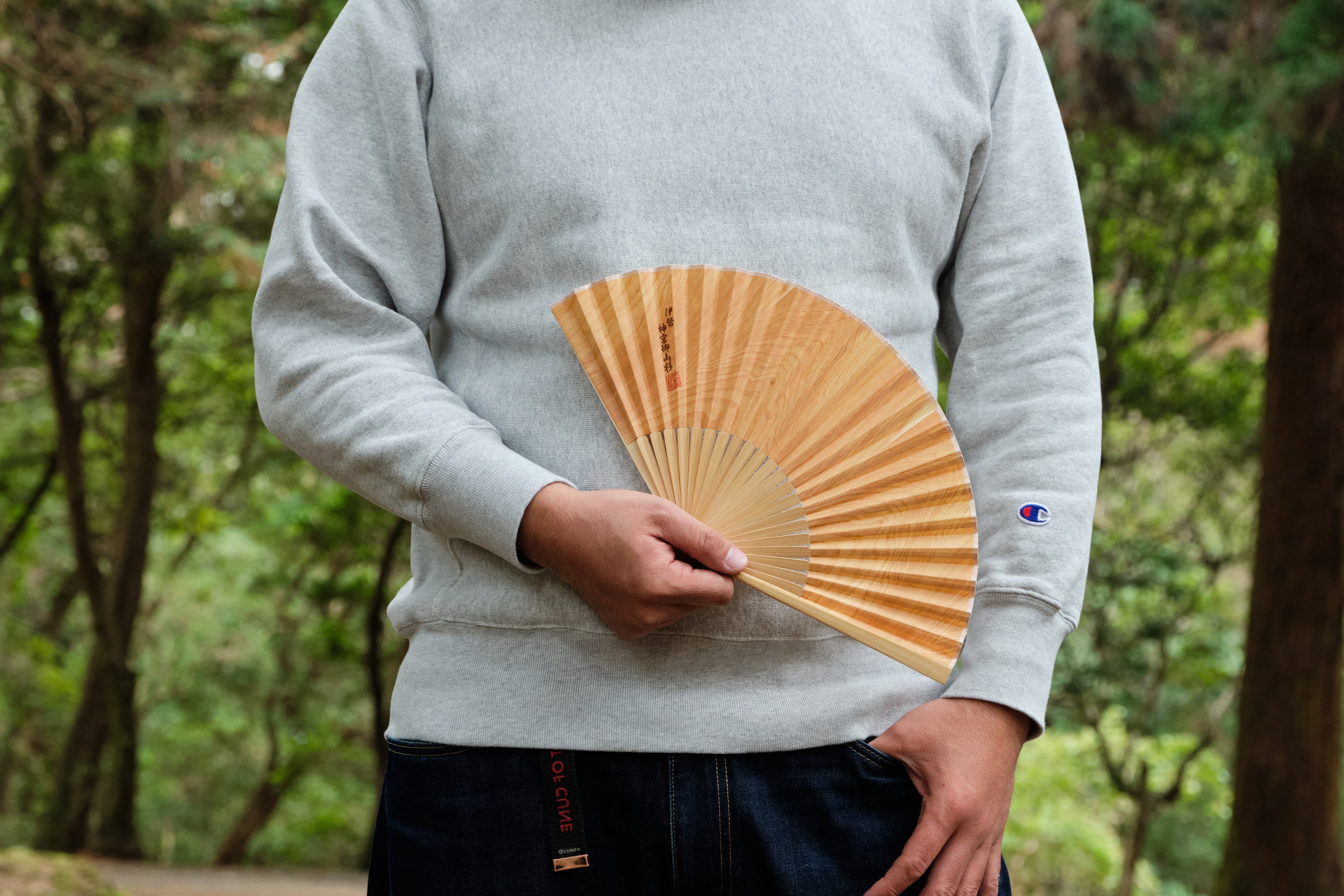 伊勢 神宮御山杉を使った「扇子・うちわ」~夏の暮らしに薫りと共に涼を