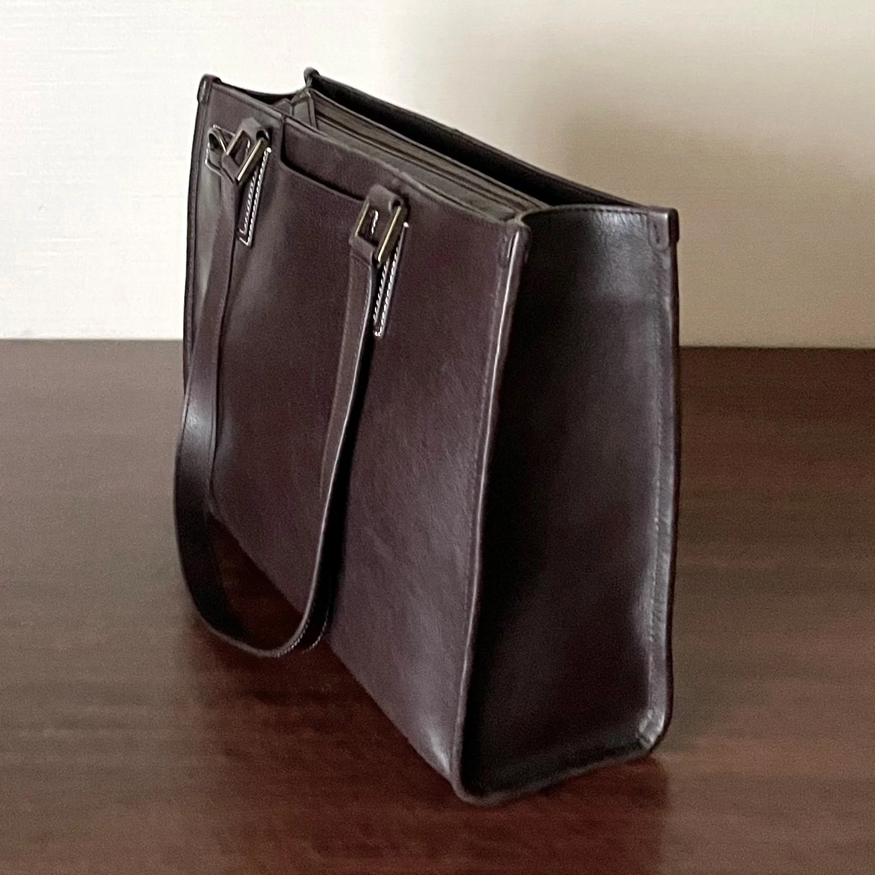 上質な本革で作る、働く全ての人の理想を叶えるバッグ ～PCとA4 