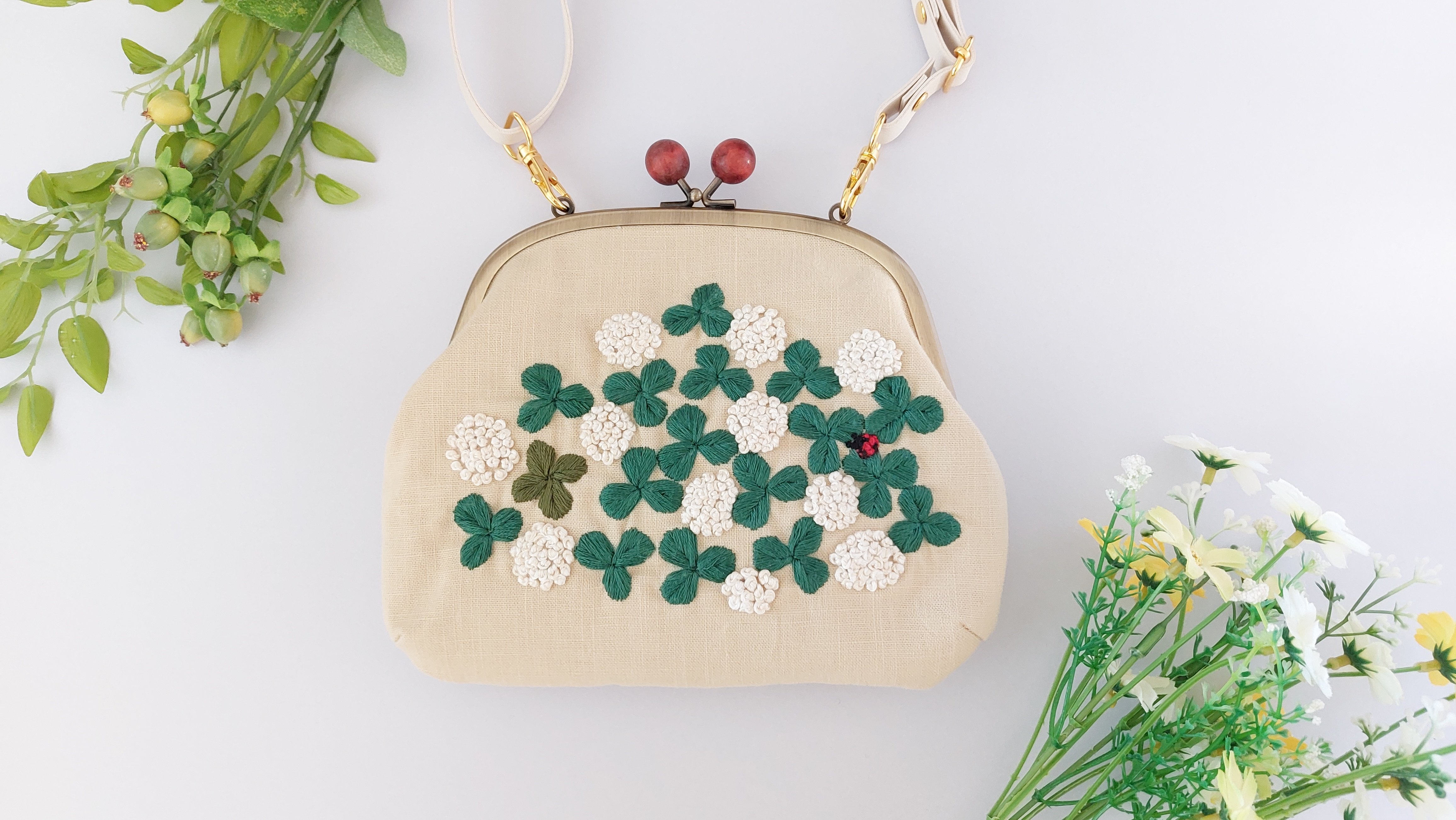 日常を彩る、刺繍のがま口バッグとポーチ｜Creema SPRINGS