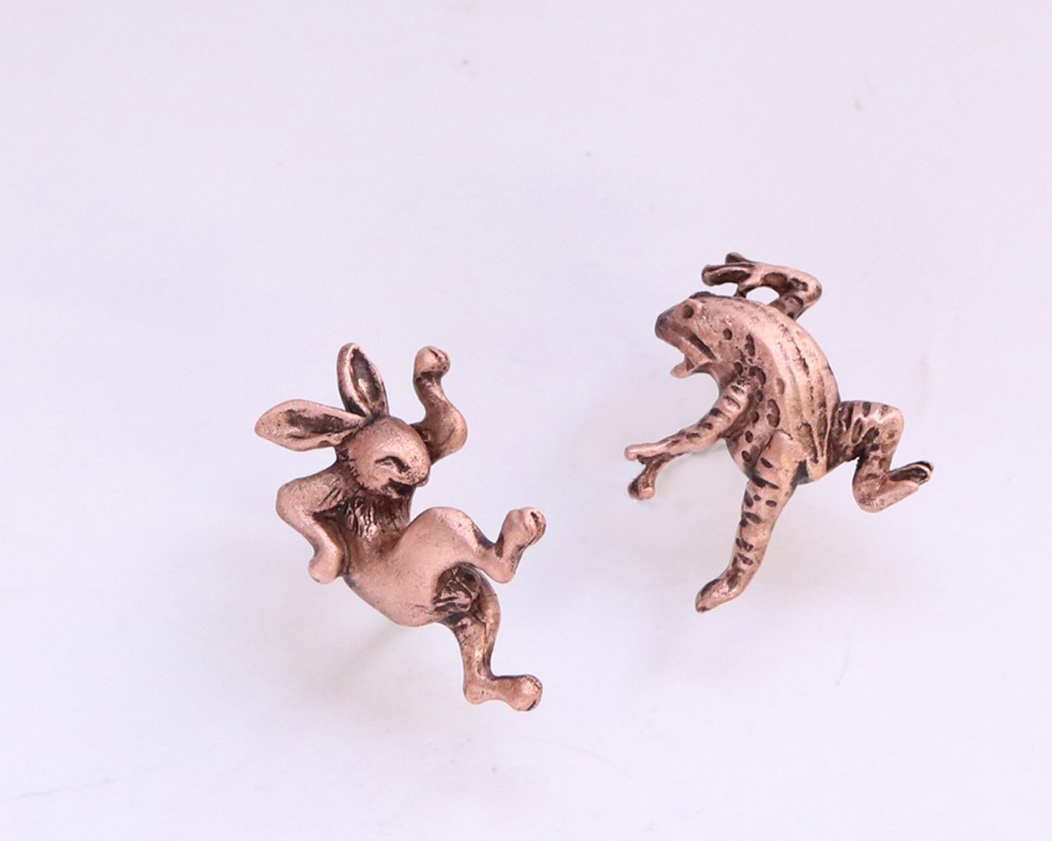 愛される国宝「鳥獣人物戯画」で描かれる動物を立体化した純銅