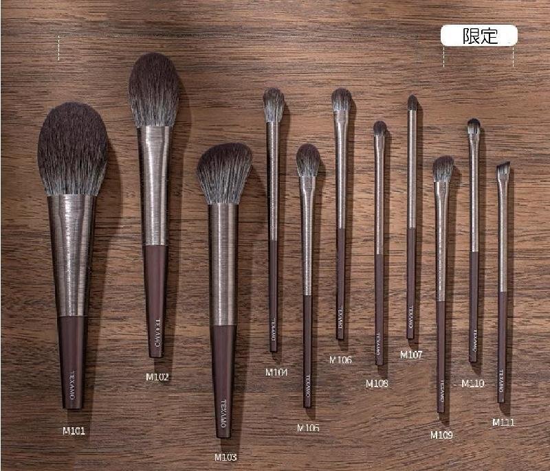 羽のような肌触りのメイクブラシ 透明感がある美しい仕上がりを体感