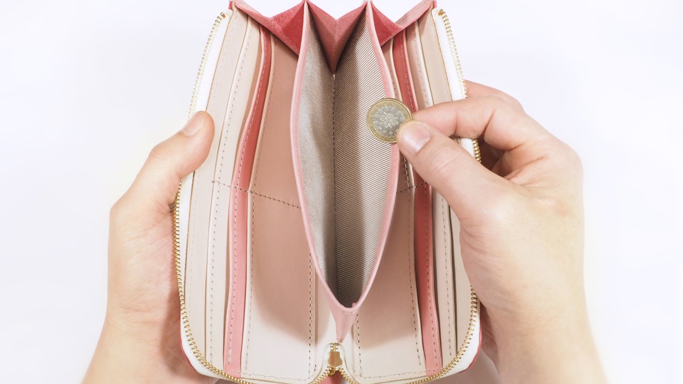 もっちりとした肌触りが手に馴染み、心地良い。経年変化を楽しみ、育てるロングウォレット｜Creema SPRINGS