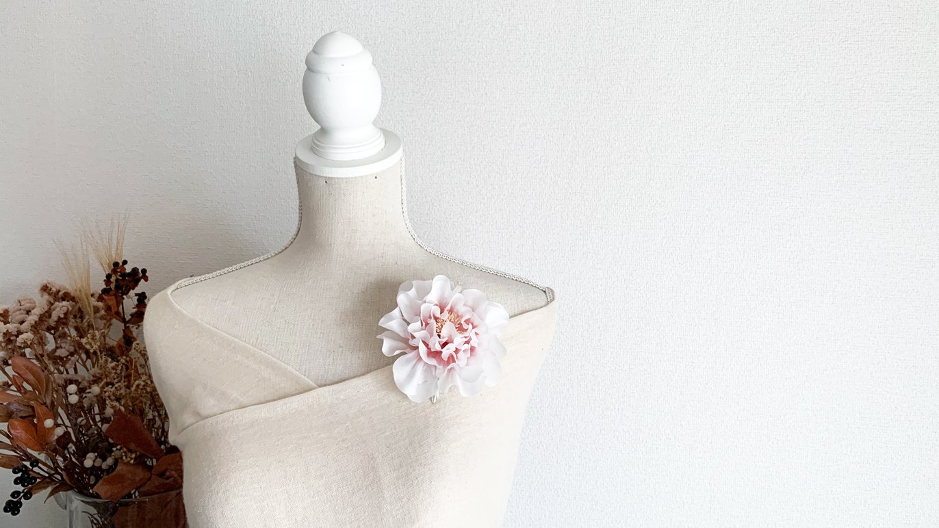 オートクチュールの布花と刺繍の作品で、花のある暮らし