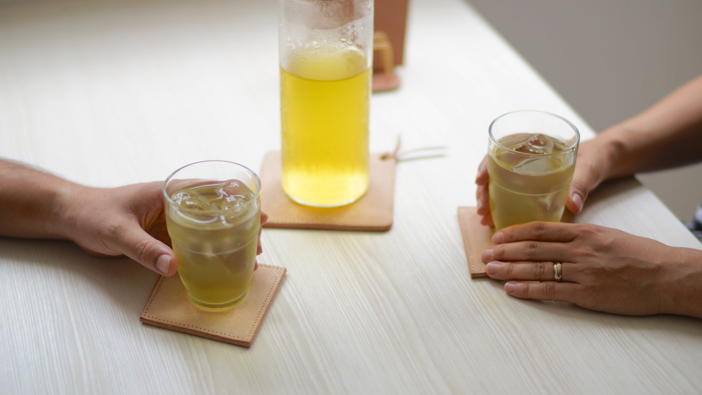 自然な風合いと吸水性もある、丁寧な暮らしのためのレザーコースター