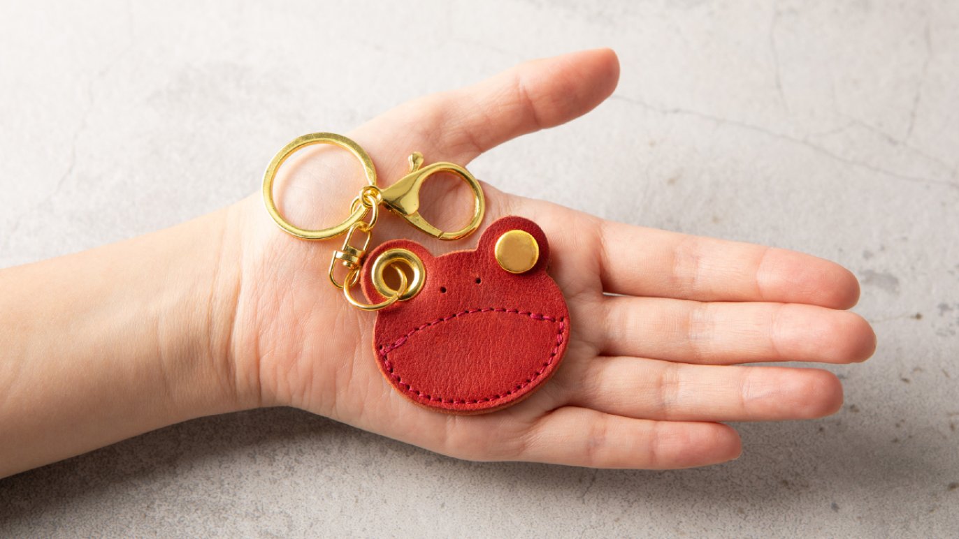 携帯小物の収納に新しい1ページを。 小銭やアクセサリー、鍵をまとめて持ち運べるカエルキーホルダー｜Creema SPRINGS