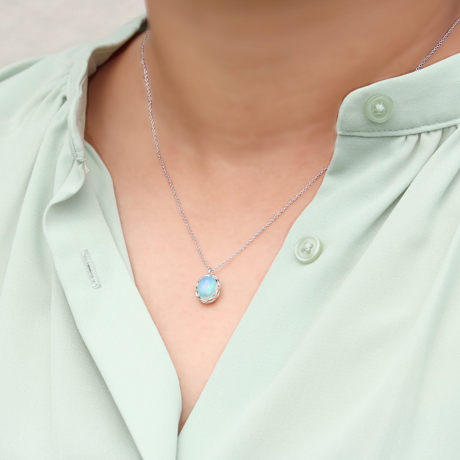 遊色効果を持つ「プレシャスオパール」白の洋服でもオパールが