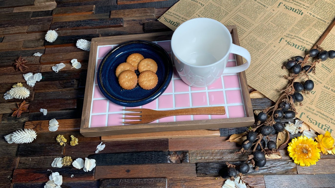 多治見のタイル×天然木】暮らしに彩を添えるトレイをお届けします