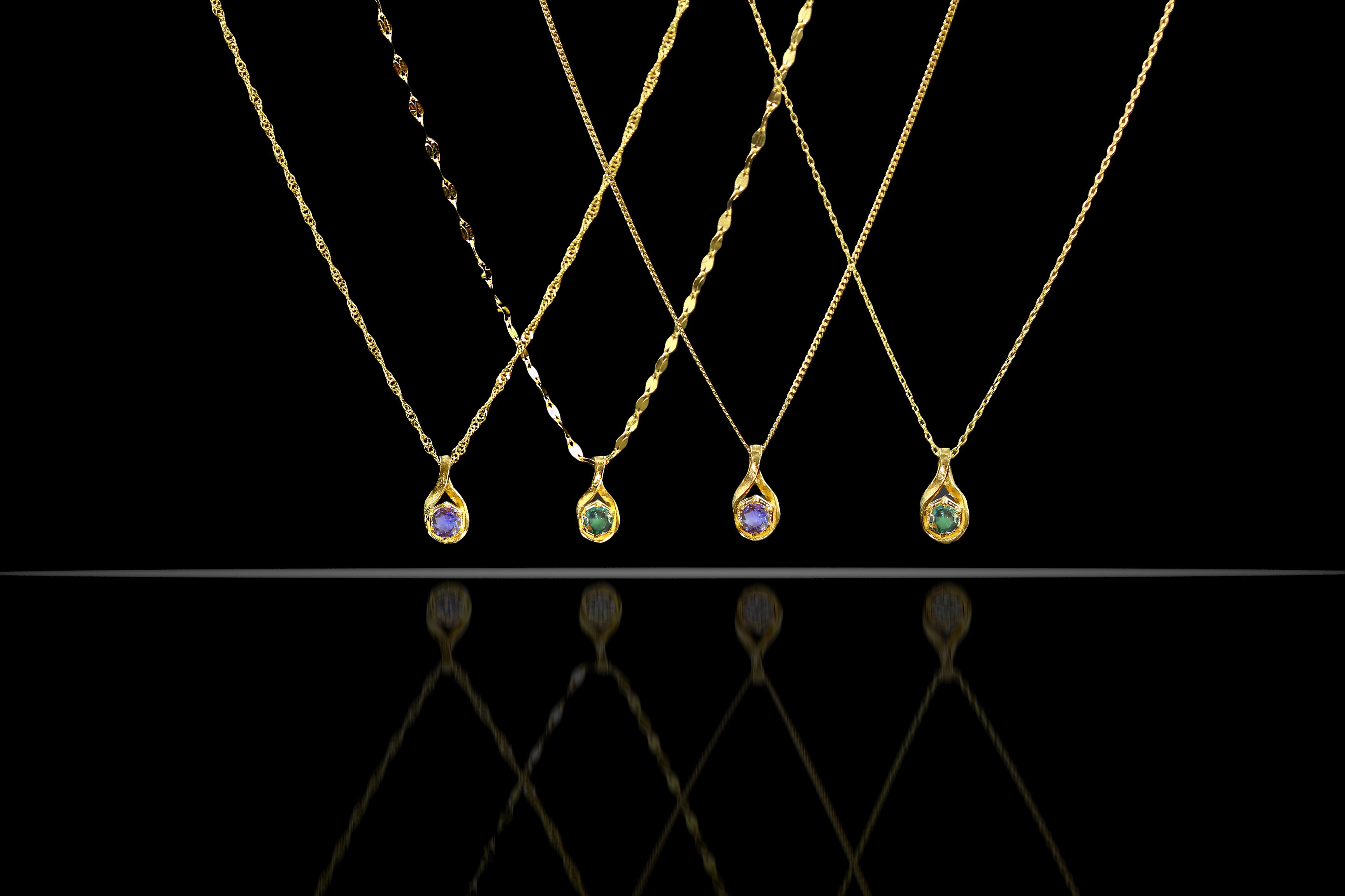 光で石の色が変わる】奇跡のレアストーン『アレキサンドライト×純金