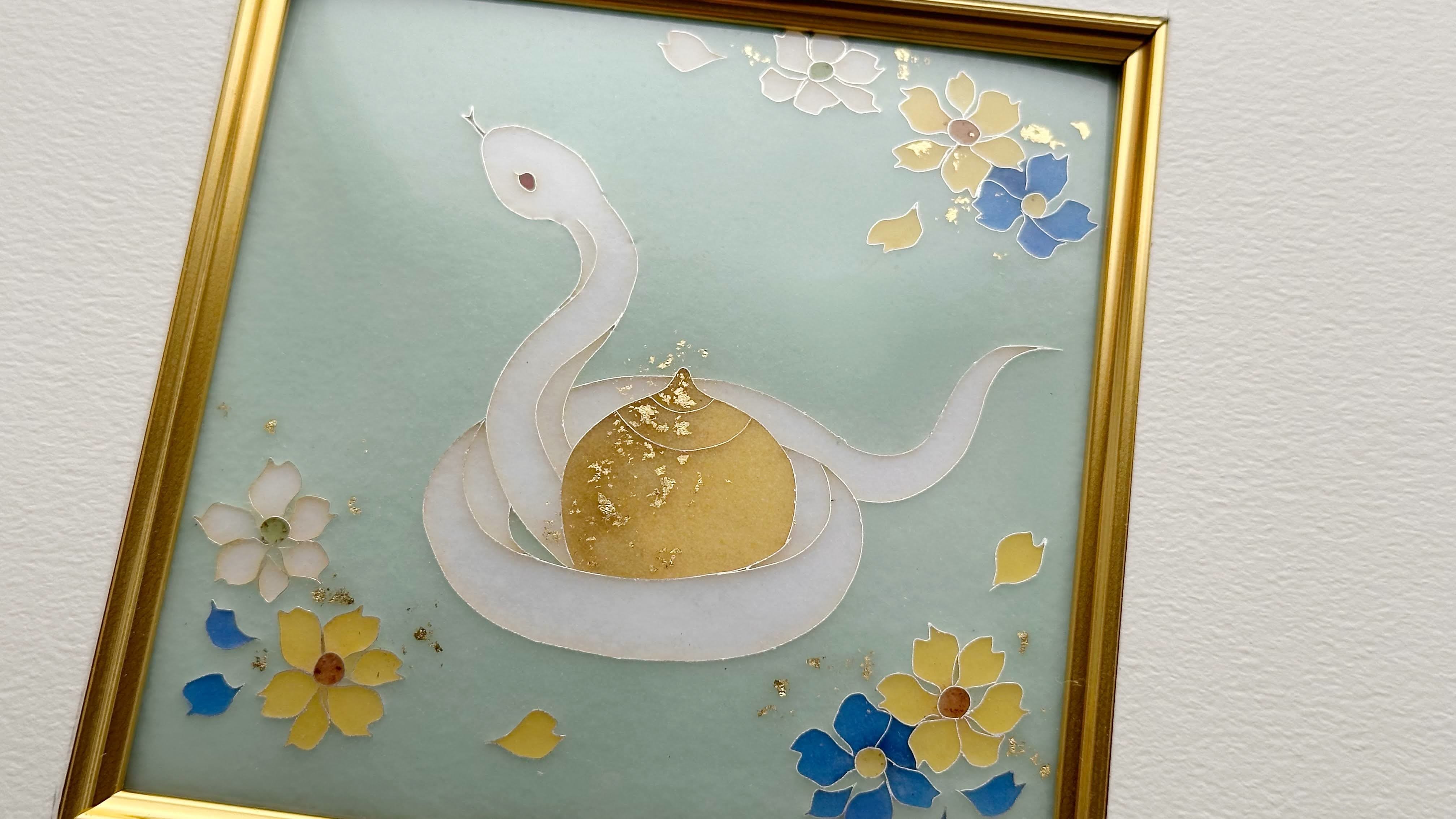 金箔の七宝焼 花模様の黒い皿 打ち消す