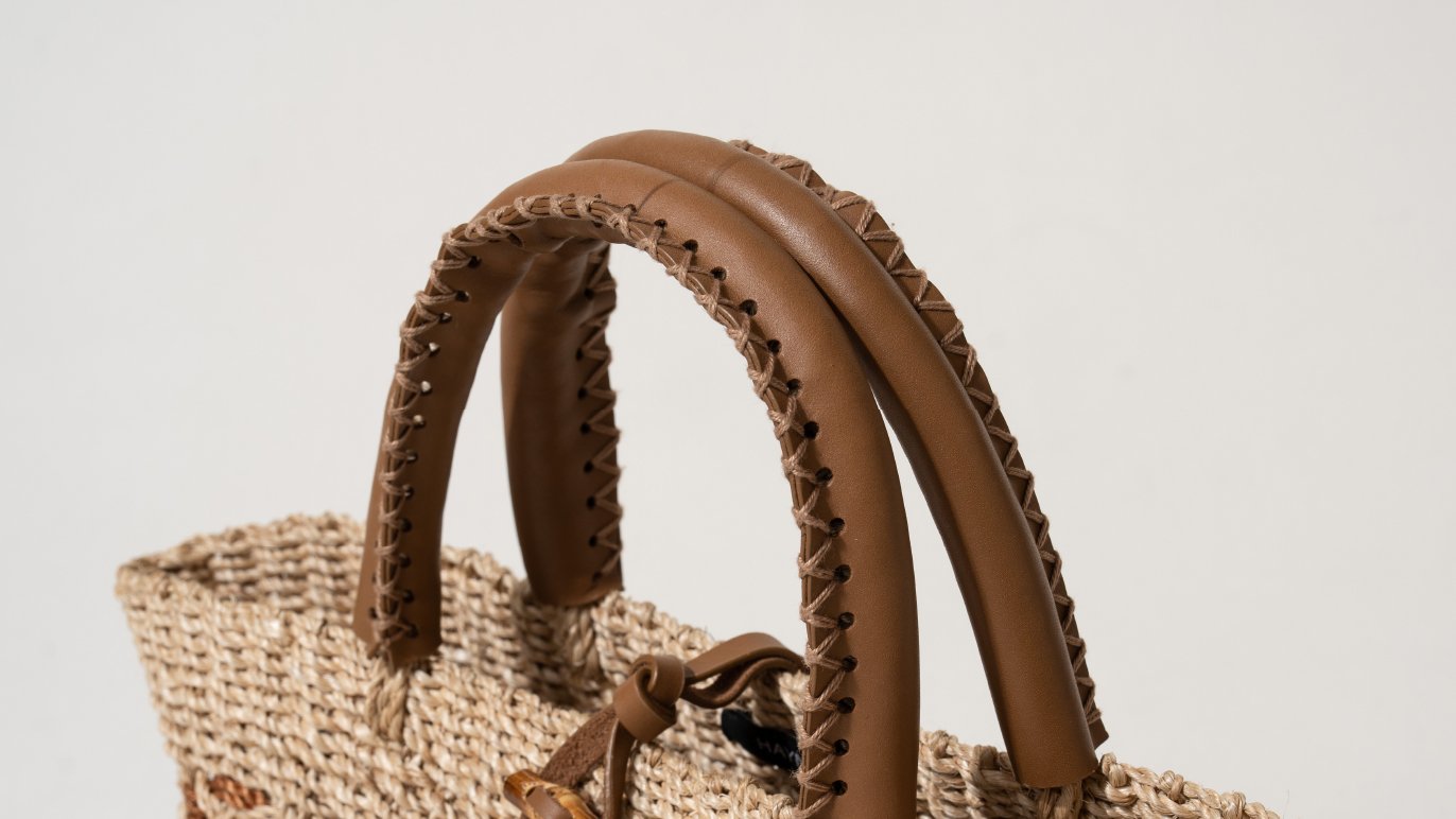 軽やかに楽しむ、秋のエレガンス。大人のための上質かごバッグ
