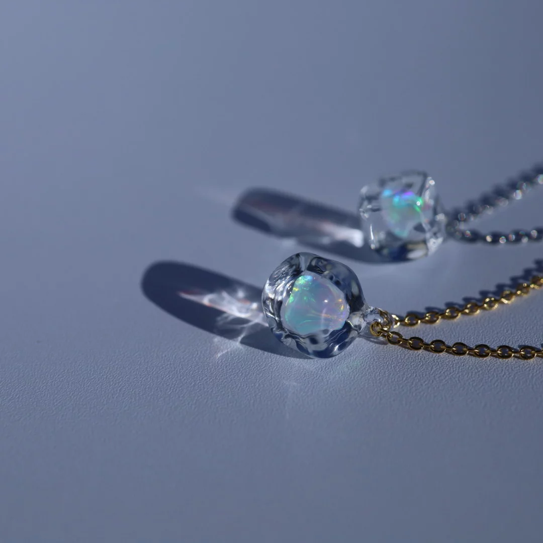 驚くほど軽く滑らかなつけ心地。肌に潤いと艶をプラスするガラス