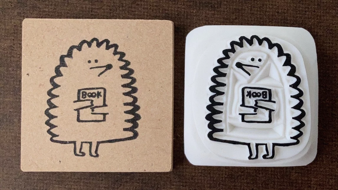 手作り額付き作品　title「へいお待ちニャンコ」 心が躍る、夢の共演！】消しゴムはんこで広がる『HENTEKOSAN