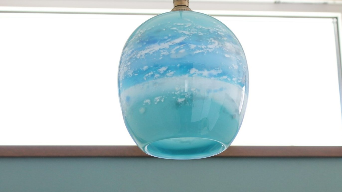 あなただけの物語』が感じられる夏の空を描いたガラス作品を届けたい