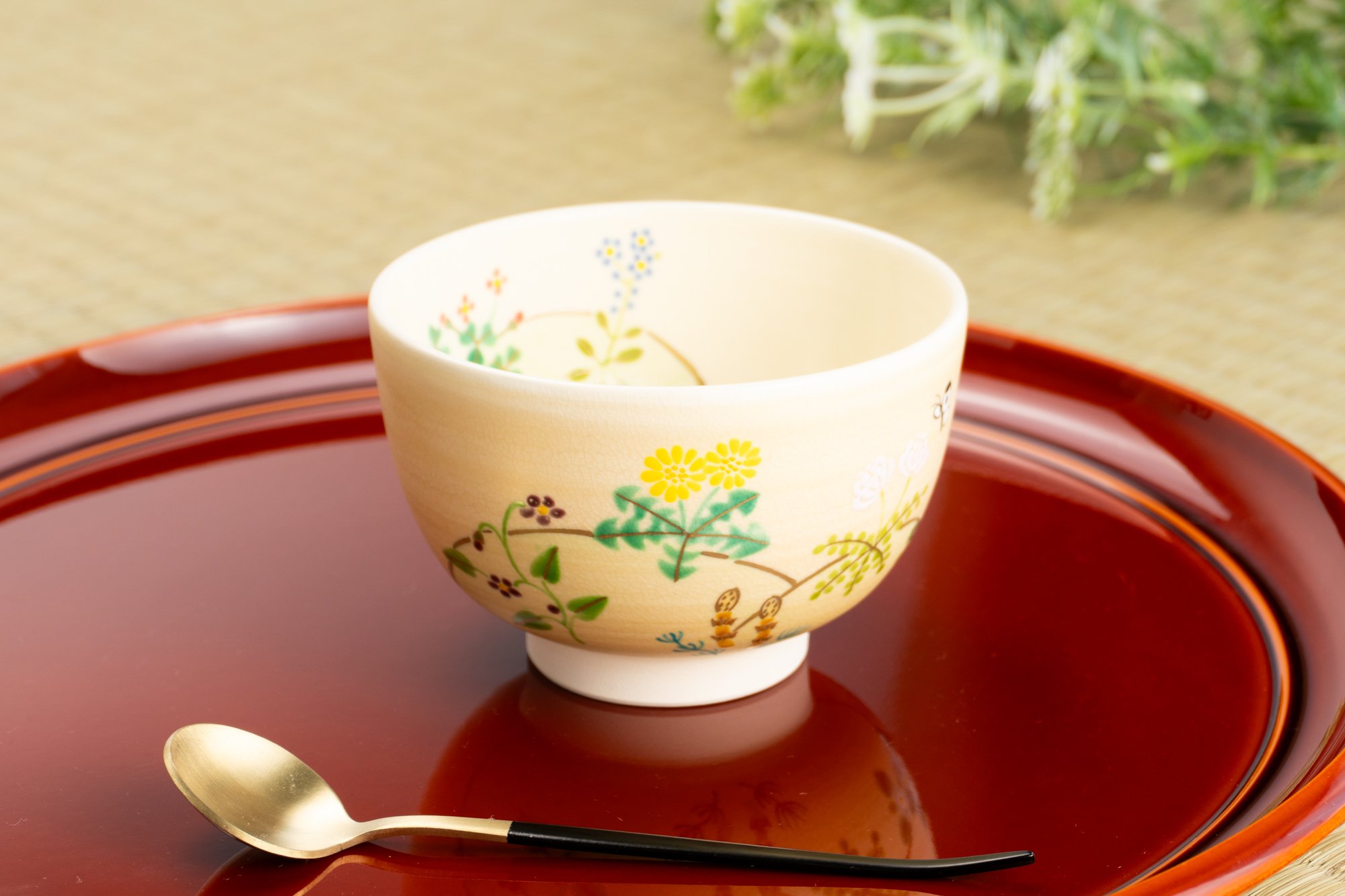 清水焼に咲く、十二か月のうつわ絵巻。三名の女性絵付師による挑戦