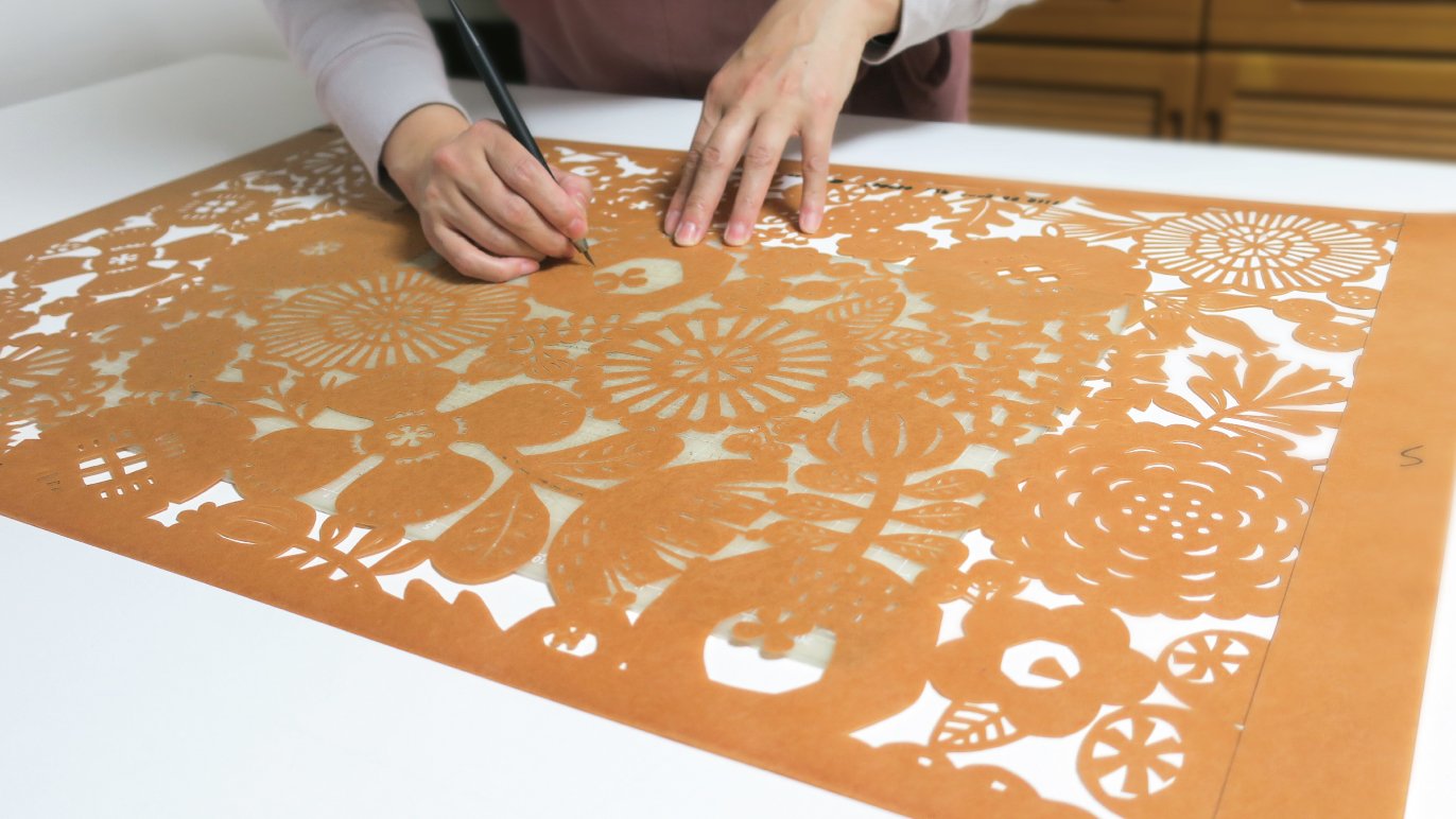 切り絵を布に染める「型染め」でつくる、春の新生活バッグをお届け 